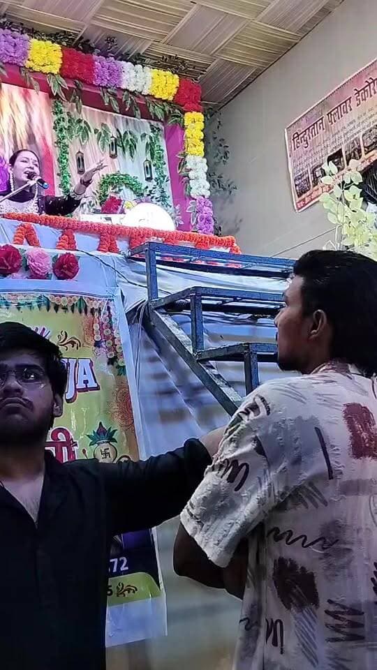 रफीगंज बड़ी दुर्गा देवी मंदिर के प्रांगण में भव्य जागरण कार्यक्रम में प्रस्तुति देते सुप्रसिद्ध गायिका डिंपल भूमि, देखें Live।