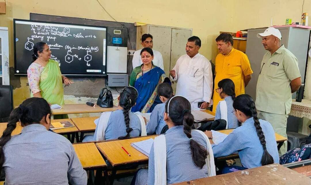 सरकार कर रही है शिक्षा के क्षेत्र में गुणात्मक सुधार: मीना परमार
हरियाणा राज्य महिला आयोग की उपाध्यक्ष मीना परमार ने किया तिगड़ाना में राजकीय कन्या स्कूल का निरीक्षण
शहीद भगत सिंह चौक पर स्थित कन्या स्कूल में भेंट किए प्रमाण पत्र
भिवानी, 17 अक्टूबर। शहीद भगत सिंह चौक स्थित गवर्नमेंट गर्ल्स सीनियर सेकेंडरी स्कूल में निपुण योजना की छह दिवसीय कार्यशाला के
समापन पर एक कार्यक्रम का आयोजन किया। कार्यक्रम में हरियाणा राज्य महिला आयोग की उपाध्यक्ष मीना परमार ने मुख्य अतिथि के रूप में शिरकत की। इस दौरान उन्होंने शिक्षकों को प्रमाण पत्र भेंट किए। उन्होंने कहा कि सरकार द्वारा शिक्षा के क्षेत्र में निरंतर सुधार किए जा रहे हैं। स्कूली शिक्षा के साथ-साथ लड़कियों की उच्च शिक्षा पर विशेष जोर दिया जा रहा है। उन्होंने कहा कि सरकार द्वारा शिक्षा में रचनात्मक और गुणात्मक सुधार को लेकर अनेक योजनाएं क्रियान्वित की जा रही हैं। उन्होंने कहा कि निपुण योजना के तहत समझ और संख्यात्मकता के साथ पढ़ने में यह एक राष्ट्रीय पहल है।
शिक्षा मंत्रालय द्वारा निपुण योजना के तहत समझ और संख्यात्मकता के निपुण भारत मिशन, भारत सरकार की वह पहल है, जिसे जुलाई 2021 में शिक्षा मंत्रालय द्वारा शुरू किया गया था। इसे स्कूली शिक्षा एवं साक्षरता विभाग द्वारा 'समग्र शिक्षा' योजना के तहत राष्ट्रीय, राज्य, जिला, ब्लॉक और स्कूल स्तर के 5-स्तरीय तंत्र के माध्यम से लागू किया जा रहा है ।
इसके तहत देश भर के प्री-प्राइमरी और प्राइमरी (कक्षा 1 से 5) के लगभग 25 लाख शिक्षकों और स्कूल प्रमुखों को प्रशिक्षित करने का लक्ष्य रखा गया है। वर्ष 2026-27 तक कक्षा 3 के अंत तक प्रत्येक बच्चे में बुनियादी साक्षरता और संख्यात्मकता का आवश्यक कौशल हासिल करना है। उन्होंने कहा कि सरकार का मुख्य उद्देश्य बच्चों का सर्वांगीण विकास करना है।
कार्यक्रम में खंड शिक्षा अधिकारी युद्धवीर सिंह, स्कूल के मुख्य अध्यापक राजेश शर्मा, भारत यादव सहित प्रशिक्षण ले रहे सभी अध्यापक उपस्थित रहे।
बॉक्स
- गांव तिगड़ाना में राजकीय कन्या वरिष्ठ माध्यमिक विद्यालय का किया औचक निरीक्षण
वहीं दूसरी ओर मीना परमार ने गांव तिगड़ाना स्थित राजकीय कन्या वरिष्ठ माध्यमिक विद्यालय का निरीक्षण किया। उन्होंने स्कूल में शौचालयों की सफाई व्यवस्था, पेयजल व्यवस्था और कक्षाओं में जाकर शिक्षण कार्य का निरीक्षण किया। उन्होंने शिक्षकों से कहा कि वे किताबी ज्ञान के साथ-साथ छात्राओं के बौद्धिक और मानसिक विकास पर जोर दें।
वहीं छात्राओं से कहा कि हरियाणा राज्य महिला आयोग महिलाओं के हितों के लिए हमेशा तत्पर है। छात्राओं को किसी प्रकार की चिंता करने की जरूरत नहीं है। यदि किसी के साथ कुछ गलत होता है तो वे महिला आयोग के पास अपनी शिकायत भेज सकती हैं। आयोग द्वारा उस पर प्रभावशाली ढंग से कार्रवाई की जाती है। इस दौरान ग्रामीणों और स्टाफ सदस्यों ने मीना परमार का फूल मालाओं से स्वागत किया।
इस दौरान खंड शिक्षा अधिकारी युद्धवीर सिंह, प्रधानाचार्य सज्जन सिंह, नवीन परमार मंडल अध्यक्ष, सतेन्द्र तंवर सीडब्ल्यूसी सदस्य , दीपा तंवर, नरेश पटवारी, प्रवेश गौतम, हनुमान सिंह एवं सुदेश रानी आदि उपस्थित थे ।