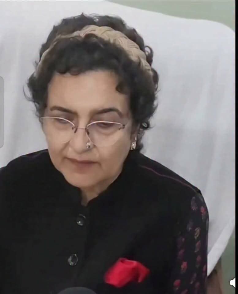 सुनियें
कहीं पे निगाहें, कहीं पर निशाना....
भिवानी/सिवानी- रवि आजाद व JP दलाल को लेकर किरण चौधरी क्या बोली