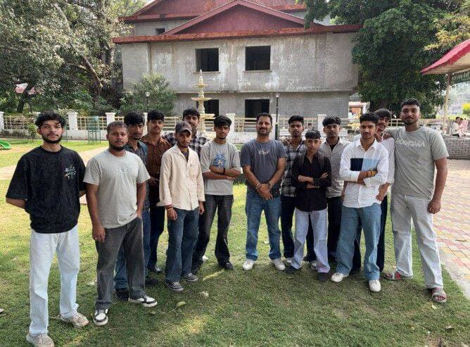 युवा ही राष्ट्र का भविष्य हैं - नशे से दूर रहकर अनुशासन और करियर पर दें ध्यान : डॉ. विशाल राणा
प्रदीप ठाकुर
कुसुम फाउंडेशन के अध्यक्ष डॉ. विशाल राणा ने आज क्षेत्र के युवा छात्रों के साथ विशेष संवाद कार्यक्रम आयोजित किया। इस दौरान उन्होंने युवाओं को नशे की लत से दूर रहने, जीवन में अनुशासन अपनाने और अपने करियर को लेकर गंभीर रहने के लिए प्रेरित किया।
डॉ. राणा ने कहा कि आज का युवा ही कल का भविष्य है। अगर युवा पीढ़ी नशे जैसी बुराइयों से दूर रहकर शिक्षा और संस्कारों पर ध्यान देगी तो न केवल अपना बल्कि पूरे समाज और देश का नाम रोशन करेगी। उन्होंने छात्रों को समय प्रबंधन, लक्ष्य निर्धारण और सकारात्मक सोच के महत्व के बारे में विस्तार से बताया।
कार्यक्रम के दौरान युवाओं ने कुसुम फाउंडेशन द्वारा समाज हित में किए जा रहे कार्यों, विशेषकर शिक्षा, स्वास्थ्य और नशा मुक्ति अभियान के बारे में जानकारी ली। छात्रों ने डॉ. विशाल राणा के सरल व्यवहार, मिलनसार व्यक्तित्व और फाउंडेशन द्वारा किए जा रहे नेक कार्यों की जमकर सराहना की और भविष्य में भी फाउंडेशन के साथ जुड़कर कार्य करने की इच्छा जताई।
इस अवसर पर कार्तिक, कनिष्क, सचिन, साहिल, ईशु, आदित्य सहित कई युवा छात्र उपस्थित रहे।