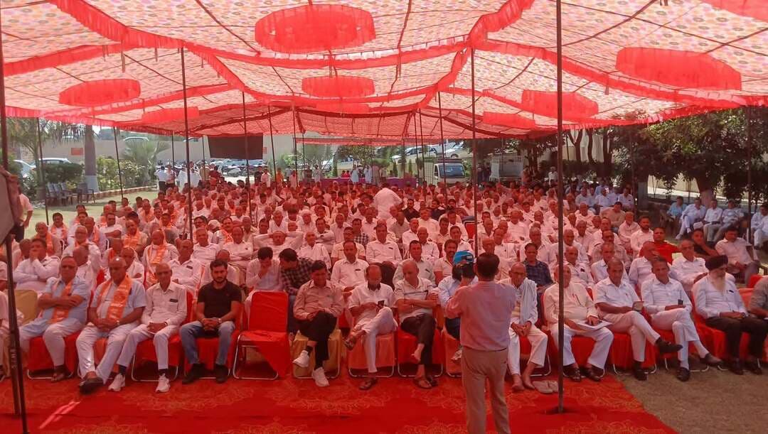 रादौर में कम्बोज महासम्मेलन में गूंजा एकता और शिक्षा का संकल्प.....
कम्बोज समाज की ताकत संख्या में नहीं, एकता-शिक्षा-संस्कार में है : देस राज कम्बोज (हिसार)..
रादौर में कम्बोज महासभा हरियाणा का महासम्मेलन: हजारों ने लिया सामाजिक परिवर्तन का बीड़ा...
रादौर: ( सतीश गढ़ी बीरबल )
"शहीदों की चिताओं पर लगेंगे हर वर्ष मेले, वतन पर मिटने वालों का यही बाकी निशा होगा"
आज शहीद उधम सिंह कम्बोज धर्मशाला, रादौर में कम्बोज महासभा हरियाणा (रजि. 01349) के तत्वाधान में कम्बोज महासम्मेलन का भव्य आयोजन किया गया।
धर्मशाला के मुख्य गेट से ढोल-नगाड़ों के साथ प्रदेश अध्यक्ष देस राज कम्बोज (हिसार) और प्रदेश महासचिव एडवोकेट कर्म सिंह कम्बोजका फूल मालाओं से स्वागत एवं अभिनंदन किया गया। सैकड़ों युवाओं ने *" कम्बोज एकता जिंदाबाद, शहीद उधम सिंह कम्बोज अमर रहे"* के जयकारों के साथ जोरदार आगमन किया।
मंच पर उपस्थित गणमान्य:
प्रदेश अध्यक्ष देस राज कम्बोज, प्रदेश महासचिव एडवोकेट कर्म सिंह कम्बोज, चौ. मायाराम अमलोहा, कार्यक्रम अध्यक्ष सुरेश कुमार दोहली, हरियाणा युवा कल्याण परिषद के चेयरमैन बलबीर सिंह कम्बोज, संयोजक एवं पूर्व डीएसपी मदन लाल कम्बोज, मंच संचालक कमल कम्बोज चमरोड़ी (प्रेस प्रवक्ता), मास्टर सतपाल कम्बोज मंधार, प्रदीप चौधरी, जसमेर सिंह कम्बोज फतेहपुर, रमेश कम्बोज हिसार, पूर्व चीफ इंजीनियर बलबीर सिंह कम्बोज बकाना, मास्टर सुरेन्द्र सिंह कम्बोज गुहला-चीका, गज्जन सिंह कम्बोज गुहला-चीका, सतीश कम्बोज दत्ताना, जसमेर सिंह जस्सी सहित सैकड़ों प्रबुद्धजन। हजारों की संख्या में समाज के लोगों ने हिस्सेदारी कर सामाजिक परिवर्तन का बीड़ा उठाया और सरकार में हिस्सेदारी सुनिश्चित करने की पुरजोर वकालत की।
हरियाणा युवा कल्याण परिषद के चेयरमैन बलबीर सिंह कम्बोज ने कहा —आज का यह दिन केवल एक सेमिनार का दिन नहीं है, बल्कि यह हमारे समाज की एकता, जागरूकता और उज्ज्वल भविष्य के संकल्प का दिन है। आज हम सब यहां एक उद्देश्य लेकर इकट्ठा हुए हैं — अपने समाज को जोड़ने, अपने लोगों को जागरूक करने और आने वाली पीढ़ियों के लिए एक मजबूत नींव तैयार करने के लिए।
प्रदेश अध्यक्ष देस राज कम्बोज (हिसार) का मुख्य संदेश —
प्रदेश अध्यक्ष देस राज कम्बोज ने कहा कि हमारा कम्बोज समाज मेहनत, स्वाभिमान, त्याग और आपसी भाईचारे के लिए जाना जाता है। अब समय है कि हम इन गुणों को अगली पीढ़ी तक मजबूती से पहुंचाएं। उन्होंने मंच से तीन महत्वपूर्ण बातों पर जोर दिया:
पहली बात — शिक्षा:
मेरे भाइयों, हमारे बच्चों के हाथों में केवल डिग्री नहीं, बल्कि ज्ञान, हुनर और अच्छे संस्कार होने चाहिए। हमें अपने बच्चों को प्रतियोगी परीक्षाओं, तकनीकी शिक्षा, व्यवसाय और रोजगार के लिए तैयार करना है। हमारी बेटियां भी हर क्षेत्र में आगे बढ़ें, उन्हें समान अवसर और पूरा प्रोत्साहन मिले। याद रखिए, जिस समाज के बच्चे शिक्षित होते हैं, उस समाज का भविष्य कभी कमजोर नहीं होता।
दूसरी बात — एकता और भाईचारा:
समाज की ताकत तब बढ़ती है, जब हम छोटे-छोटे मतभेदों को पीछे छोड़कर बड़े उद्देश्य के लिए साथ आते हैं। हमें एक-दूसरे की टांग खींचने की नहीं, बल्कि हाथ पकड़कर आगे बढ़ाने की जरूरत है। ऐसा समाज बनाएं जहां किसी जरूरतमंद परिवार को अकेला महसूस न हो, किसी प्रतिभाशाली बच्चे की पढ़ाई पैसों के अभाव में न रुके।
तीसरी बात — संगठन और युवाओं की भागीदारी:
कम्बोज महासभा केवल एक संस्था का नाम नहीं, बल्कि समाज को जोड़ने का माध्यम है। संगठन तभी मजबूत होगा, जब हर गांव, हर परिवार और हर पीढ़ी अपनी सकारात्मक भागीदारी निभाएगी। युवा साथियों के अंदर ऊर्जा है, इसे समाज की भलाई — शिक्षा, रोजगार, नशामुक्ति और जरूरतमंदों की सहायता में लगाइए। हमें केवल समस्याओं पर चर्चा नहीं, उनका समाधान भी निकालना है।
अंत में सभी ने संकल्प लिया — *हम समाज में शिक्षा को बढ़ावा देंगे, एकता को मजबूत करेंगे और युवा भागीदारी से संगठन को मजबूत बनाएंगे।*
संचालन कमल कम्बोज चमरोड़ी ने कुशलता से किया।