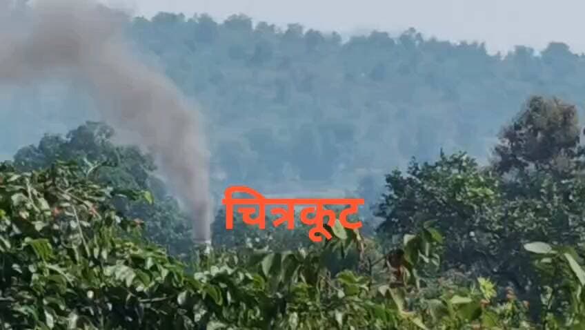 मझगवां में प्रदूषण का कहर, अधूरे सड़क निर्माण और प्लांटों के काले धुएं से लोगों का सांस लेना हुआ दूभर
मझगवां क्षेत्र में धूल और प्रदूषण के कारण आम जनमानस की स्थिति अत्यंत दयनीय हो गई है, सतना-चित्रकूट मार्ग पर मझगवां बायपास में एनएचएआई और कस्बे में कृष्णा इंफ्रास्ट्रक्चर द्वारा बनाई जा रही सड़क का अधूरा निर्माण कार्य जिम्मेदारों की अनदेखी का शिकार है, इसके चलते सड़कों पर भारी धूल उड़ रही है, जो लोगों की आंखों और फेफड़ों तक पहुंचकर गंभीर स्वास्थ्य समस्याएं पैदा कर रही है, स्थिति यह है कि सड़कों पर उड़ने वाली धूल की वजह से दिन के समय में भी दृश्यता शून्य हो जाती है, एक तरफ जहां अधूरी सड़कों की धूल लोगों का जीना मुहाल किए हुए है, वहीं दूसरी ओर औद्योगिक प्लांटों से फैल रहा प्रदूषण हवा में जहर घोल रहा है।
चितहरा के समीप स्थित कृष्णा इंफ्रास्ट्रक्चर का प्लांट लगातार काला धुआं आसमान में छोड़कर आबोहवा को प्रदूषित कर रहा है। इसके साथ ही, मझगवां के पटनी में स्थित इंडो न्यूक्लियर ग्रीन एनर्जी का प्लांट भी भारी मात्रा में प्रदूषण फैला रहा है। धरती पर उड़ती धूल और आसमान में प्लांटों के काले धुएं की दोहरी मार से मझगवां में लोगों का सांस लेना भी दूभर हो गया है, लेकिन प्रदूषण विभाग की चुप्पी स्थानीय लोगों की जान के लिए आफत बनी हुई है।