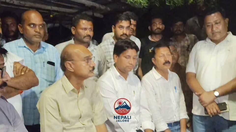 जालौर कोतवाली के आगे पूर्व राज्यमंत्री पुखराज पाराशर सहित काग्रेसियो ने गि#रफ्तार कार्यकर्ताओं को छोड़ने की कर रहे है मांग...