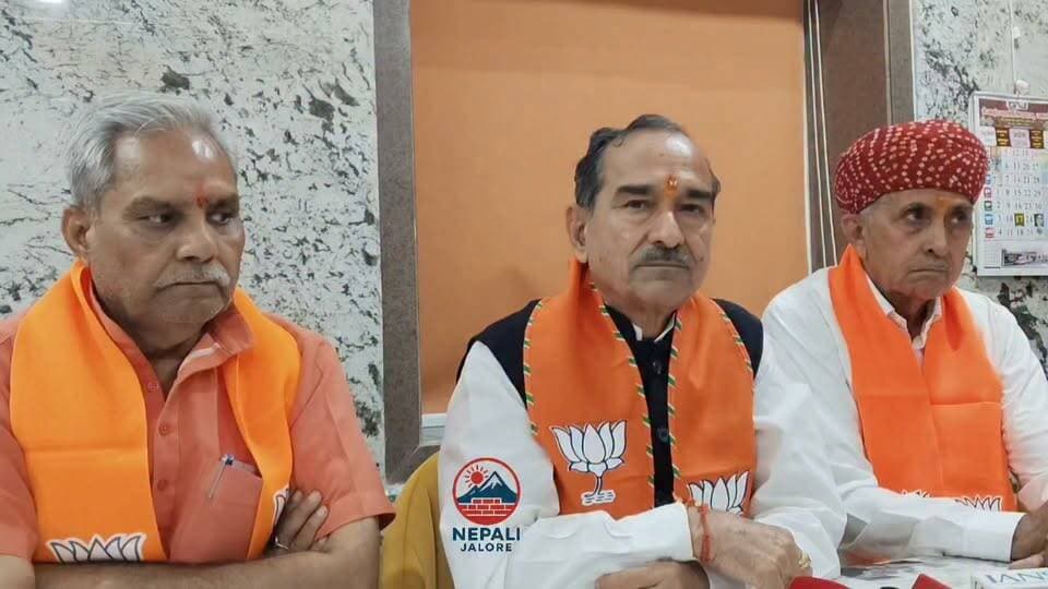 भाजपा प्रदेशाध्यक्ष बोले- देशभक्ति मेरे खून में हैं : जालोर ग्रेनाइट एसोसिएशन के भवन में मदन राठौड़ ने मीडिया से बातचीत में पाकिस्तान को लेकर दिए अपने बयान पर सफाई देते हुए कहा- कांग्रेस ने मेरी बात को तोड़-मरोड़कर पेश किया है। मेरी टिप्पणी खेल और खेल भावना को लेकर थी, लेकिन कांग्रेस नेताओं ने उसका अलग अर्थ निकालकर विवाद खड़ा कर दिया। राठौड़ ने कहा- मैं भाजपा का समर्पित कार्यकर्ता हूं और देशभक्ति मेरे खून में है। उन्होंने स्पष्ट किया कि मेरा ऐसा कोई बयान नहीं था, जिसका अर्थ देश के खिलाफ बोलना निकाला जाए। मदन राठौड़ ने प्रदेश भाजपा ऑफिस में पूर्व राष्ट्रपति डॉ. एपीजे अब्दुल कलाम की जयंती पर सेमिनार में कहा था- अगर भारत और पाकिस्तान का क्रिकेट का मैच हो और दुर्भाग्य से भारत हार जाए। उस समय जो पटाखे फोड़े, वह देशभक्त नहीं है। हां, मैं यह कहता हूं कि अगर अमेरिका-पाकिस्तान के बीच मैच हो तो हम पाकिस्तान के साथ हैं, क्योंकि वह हमारा पड़ोसी है।