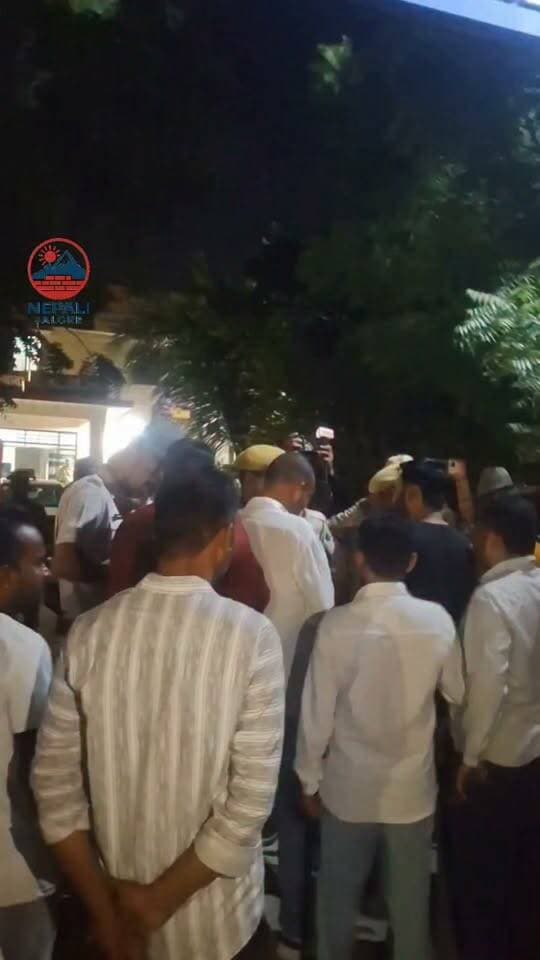 जालोर भाजपा प्रदेशाध्यक्ष मदन राठौड़ पहुचें जालोर, राठौड़ का विरोध करने पर सभापति बंशीलाल माली, प्रवक्ता योगेंद्र सिंह कुम्पावत समेत कांग्रेसियों को पुलिस ने किया डिटेन, कांग्रेसियों ने कोतवाली थाने पर किया विरोध- प्रदर्शन।
