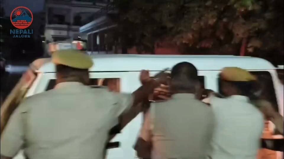 भाजपा प्रदेशाध्यक्ष मदन राठौड़ के जालोर पहुंचने पर कांग्रेस कार्यकर्ताओं ने किया प्रदर्शन, मदन राठौड़ मुर्दाबाद के लगाएं नारे, गत दिनों प्रदेशाध्यक्ष द्वारा विवादित बयान देने के ख़िलाफ़ कांग्रेस कार्यकर्ताओं ने किया प्रदर्शन। जालोर कोतवाली पुलिस ने कांग्रेस कार्यकर्ताओं को किया डिटेन, नगर परिषद सभापति बंशीलाल सोलंकी, उप सभापति मुमताज अली, प्रवक्ता योगेंद्र सिंह कुम्पावत, पार्षद बसंत सुथार, भंवर मेघवाल, सुरेश परमार, पुर्व पार्षद लक्ष्मणसिंह सांखला समेत कई कार्यकर्ताओं को जालोर कोतवाली थाने में ले जाकर बैठाया।