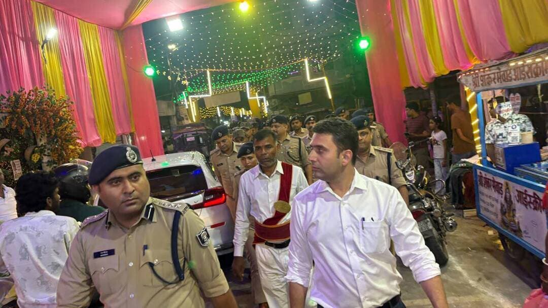 दुर्गा पूजा को लेकर बेगूसराय में निकला फ्लैग मार्च, डीएम और एसपी ने संभाली कमान
ट्रैफिक चौक से विशनपुर तक निकला मार्च, शांति भंग करने वालों पर होगी सख्त कार्रवाई
बेगूसराय। दुर्गा पूजा को शांतिपूर्ण एवं सौहार्दपूर्ण वातावरण में संपन्न कराने और आम नागरिकों में सुरक्षा का विश्वास कायम करने के उद्देश्य से रविवार को बेगूसराय शहर में फ्लैग मार्च निकाला गया। जिला पदाधिकारी रिची पांडेय और पुलिस अधीक्षक मनीष के नेतृत्व में निकाले गए इस फ्लैग मार्च के माध्यम से लोगों को सुरक्षा का भरोसा दिलाया गया।
फ्लैग मार्च की शुरुआत ट्रैफिक चौक से हुई। इसके बाद पुलिस एवं प्रशासनिक अधिकारियों की टीम कचहरी चौक और काली स्थान होते हुए विशनपुर पहुंची। इस दौरान शहर के प्रमुख चौक-चौराहों एवं संवेदनशील इलाकों में सुरक्षा व्यवस्था का जायजा लिया गया।
शांति और सौहार्द बनाए रखने की अपील
दुर्गा पूजा के दौरान शांति एवं विधि-व्यवस्था बनाए रखने के लिए जिला प्रशासन और पुलिस प्रशासन पूरी तरह सतर्क है। फ्लैग मार्च के जरिए आम नागरिकों को निर्भीक होकर पर्व मनाने का संदेश दिया गया। साथ ही लोगों से आपसी भाईचारा, सामाजिक सौहार्द और शांति बनाए रखने की अपील की गई।
असामाजिक तत्वों पर रहेगी प्रशासन की नजर
जिला प्रशासन ने स्पष्ट किया है कि दुर्गा पूजा के दौरान श्रद्धालुओं की सुरक्षा और विधि-व्यवस्था बनाए रखने के लिए सभी आवश्यक कदम उठाए जा रहे हैं। शांति व्यवस्था में बाधा उत्पन्न करने वाले असामाजिक तत्वों पर प्रशासन की पैनी नजर रहेगी। ऐसे लोगों के विरुद्ध नियमानुसार सख्त कार्रवाई की जाएगी।
प्रशासन ने आम नागरिकों से अपील की है कि वे आपसी सद्भाव के साथ दुर्गा पूजा मनाएं और कानून-व्यवस्था बनाए रखने में पुलिस एवं प्रशासन का सहयोग करें।
