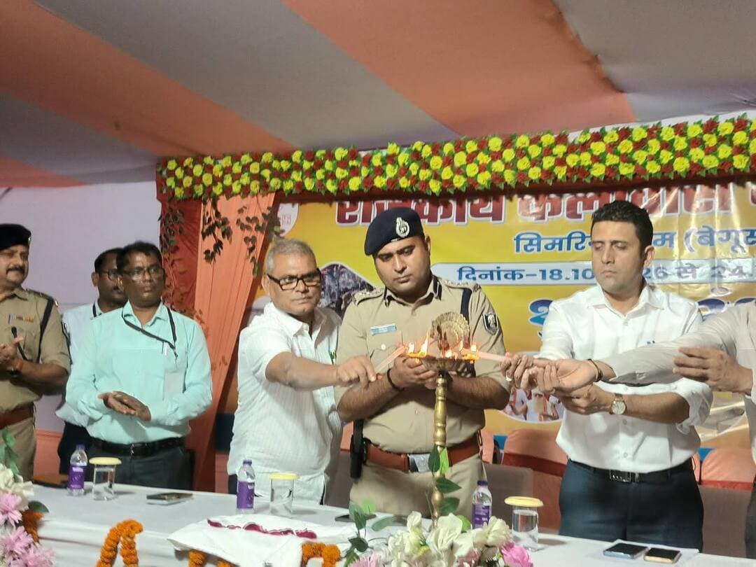 सिमरिया धाम में राजकीय कल्पवास मेला-2026 का शुभारंभ, 24 नवंबर तक चलेगा मेला
डीएम रिची पांडेय और एसपी मनीष ने संयुक्त रूप से किया उद्घाटन, श्रद्धालुओं की सुरक्षा और सुविधा के पुख्ता इंतजाम
बेगूसराय। सिमरिया धाम के पावन गंगा तट पर रविवार को राजकीय कल्पवास मेला-2026 का विधिवत शुभारंभ हुआ। कला एवं संस्कृति विभाग, बिहार सरकार तथा जिला प्रशासन, बेगूसराय के संयुक्त तत्वावधान में आयोजित इस मेले का उद्घाटन जिला पदाधिकारी रिची पांडेय और पुलिस अधीक्षक मनीष ने संयुक्त रूप से दीप प्रज्ज्वलित कर किया। इस अवसर पर साधु-संतों, प्रबुद्ध नागरिकों, जिला प्रशासन के वरीय अधिकारियों और बड़ी संख्या में श्रद्धालुओं की उपस्थिति रही। मेला 18 अक्टूबर से 24 नवंबर तक चलेगा।
उद्घाटन समारोह को संबोधित करते हुए डीएम रिची पांडेय ने कहा कि सिमरिया धाम केवल बेगूसराय ही नहीं, बल्कि पूरे देश की अमूल्य धार्मिक, आध्यात्मिक एवं सांस्कृतिक धरोहर है। गंगा तट पर स्थित इस पावन स्थल का प्राचीन काल से ही विशेष धार्मिक और पौराणिक महत्व रहा है। राजकीय कल्पवास मेला हमारी समृद्ध सांस्कृतिक परंपरा, आस्था और आध्यात्मिक चेतना का प्रतीक है। यहां देश के विभिन्न हिस्सों से कल्पवासी, साधु-संत और श्रद्धालु पहुंचते हैं। ऐसे में उनकी सुविधा, सुरक्षा और सेवा सुनिश्चित करना जिला प्रशासन की प्राथमिकता है।
श्रद्धालुओं की सुविधा के लिए व्यापक इंतजाम
डीएम ने बताया कि मेला क्षेत्र में श्रद्धालुओं की सुविधा के लिए पेयजल, प्रकाश, स्वच्छता, स्वास्थ्य शिविर, नदी घाटों पर बैरिकेडिंग और नियंत्रण कक्ष की व्यवस्था की गई है। संबंधित अधिकारियों को मेला अवधि के दौरान सभी व्यवस्थाओं पर लगातार निगरानी रखने और श्रद्धालुओं की समस्याओं का त्वरित समाधान करने का निर्देश दिया गया है।
मेले में शांति एवं विधि-व्यवस्था बनाए रखने के लिए जिला प्रशासन और पुलिस प्रशासन ने व्यापक सुरक्षा इंतजाम किए हैं। मेला परिसर, प्रमुख स्नान घाटों और संपर्क मार्गों पर दंडाधिकारियों तथा पुलिस बल की प्रतिनियुक्ति की गई है। संभावित भीड़ को देखते हुए आवागमन सुचारू रखने, भीड़ नियंत्रण और सुरक्षा व्यवस्था को प्रभावी बनाने के लिए कार्ययोजना तैयार की गई है।
छठ और कार्तिक पूर्णिमा पर रहेगी विशेष निगरानी
कल्पवास मेले के दौरान प्रथम, द्वितीय एवं तृतीय परिक्रमा, दीपावली, छठ महापर्व और कार्तिक पूर्णिमा के अवसर पर श्रद्धालुओं की भारी भीड़ जुटने की संभावना है। इसे देखते हुए विशेष सुरक्षा एवं भीड़ प्रबंधन की व्यवस्था की गई है। छठ पर्व के दौरान नहाय-खाय, खरना, प्रथम अर्घ्य और द्वितीय अर्घ्य के समय घाटों पर विशेष निगरानी रखी जाएगी। प्रमुख स्नान पर्वों पर सुगम आवागमन, नदी में गश्ती, भीड़ नियंत्रण और निगरानी व्यवस्था को लेकर अधिकारियों को आवश्यक निर्देश दिए गए हैं।
सांस्कृतिक प्रस्तुतियों ने बांधा समां
उद्घाटन समारोह की शुरुआत राष्ट्रगीत ‘वंदे मातरम्’ के सामूहिक गायन और राष्ट्रगान ‘जन गण मन’ की प्रस्तुति के साथ हुई। इसके बाद आयोजित सांस्कृतिक संध्या में पारंपरिक एवं भक्तिमय प्रस्तुतियों ने माहौल को आध्यात्मिक और उत्सवी बना दिया। कार्यक्रम के अंत में मंच पर प्रस्तुति देने वाले कलाकारों को सम्मानित किया गया।
राजकीय कल्पवास मेला के शुभारंभ के साथ ही सिमरिया धाम में श्रद्धा, भक्ति और आध्यात्मिक उत्साह का माहौल बन गया है। जिला प्रशासन ने कल्पवासियों, साधु-संतों और श्रद्धालुओं से निर्धारित सुरक्षा निर्देशों का पालन करने तथा गंगा घाटों पर स्नान के दौरान सतर्कता बरतने की अपील की है, ताकि मेला शांतिपूर्ण, सुरक्षित और सुव्यवस्थित ढंग से संपन्न हो सके।