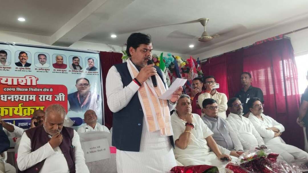 स्नातक-शिक्षक निर्वाचन को लेकर एनडीए ने झोंकी ताकत, बलिया के विवेक विहार में हुई चुनावी सभा
केंद्रीय मंत्री गिरिराज सिंह समेत कई मंत्रियों, सांसदों और नेताओं ने एनडीए प्रत्याशियों के पक्ष में की अपील
बलिया/बेगूसराय। दरभंगा स्नातक एवं शिक्षक निर्वाचन क्षेत्र के चुनाव को लेकर एनडीए ने प्रचार अभियान तेज कर दिया है। इसी क्रम में रविवार को बलिया के विवेक विहार में एनडीए की ओर से चुनावी सभा का आयोजन किया गया। सभा में केंद्रीय मंत्री सह बेगूसराय के सांसद गिरिराज सिंह, शिक्षा मंत्री मिथिलेश तिवारी, ग्रामीण विकास मंत्री श्रवण कुमार, गन्ना मंत्री संजय पासवान और भाजपा प्रदेश अध्यक्ष संजय सरावगी समेत गठबंधन के कई वरिष्ठ नेता शामिल हुए। नेताओं ने स्नातक निर्वाचन क्षेत्र के प्रत्याशी सर्वेश कुमार और शिक्षक निर्वाचन क्षेत्र के प्रत्याशी डॉ. घनश्याम राय के समर्थन में मतदान करने की अपील की।
सभा को संबोधित करते हुए केंद्रीय मंत्री गिरिराज सिंह ने दोनों प्रत्याशियों को विजयी बनाने की अपील की। उन्होंने अपने संबोधन में मतदाताओं को पीला गमछा वालों से भी सतर्क रहने की सलाह दी।
शिक्षा मंत्री मिथिलेश तिवारी ने कहा कि केंद्र और राज्य में डबल इंजन की सरकार विकास के लिए काम कर रही है। उन्होंने दावा किया कि सरकार शिक्षकों के हितों को लेकर लगातार प्रयास कर रही है, जबकि विपक्ष बयानबाजी के जरिए मतदाताओं को भ्रमित करने की कोशिश कर रहा है। उन्होंने कहा कि एनडीए प्रत्याशियों की जीत शिक्षकों और स्नातकों के हित में होगी।
ग्रामीण विकास मंत्री श्रवण कुमार ने कहा कि सरकार सभी वर्गों और धर्मों के विकास के लिए काम कर रही है। उन्होंने जीविका से लगभग दो करोड़ महिलाओं के जुड़ने और इनमें करीब 50 लाख महिलाओं के लखपति दीदी बनने का दावा किया।
गन्ना मंत्री संजय पासवान ने भी अपने संबोधन में दोनों प्रत्याशियों के पक्ष में मतदान करने की अपील की। वहीं, भाजपा प्रदेश अध्यक्ष संजय सरावगी ने वर्ष 2005 से मुख्यमंत्री नीतीश कुमार और वर्ष 2014 से प्रधानमंत्री नरेंद्र मोदी के नेतृत्व में हुए विकास कार्यों का उल्लेख किया। उन्होंने दिनकर विश्वविद्यालय की स्थापना से संबंधित कैबिनेट निर्णय और उच्च शिक्षा में विद्यार्थियों की बढ़ती संख्या को सरकार की उपलब्धियों के रूप में प्रस्तुत किया।
सभा को पूर्व विधायक राजकुमार सिंह, विधायक कुंदन कुमार, बबलू मंडल और अभिषेक आनंद सहित अन्य नेताओं ने भी संबोधित किया।
इस अवसर पर भाजपा जिलाध्यक्ष राजीव वर्मा, जदयू जिलाध्यक्ष नंदलाल राय, लोजपा (रामविलास) के जिलाध्यक्ष प्रेम पासवान, हम जिलाध्यक्ष पियुष कुमार, रालोसपा जिलाध्यक्ष दिलीप कुशवाहा, भाजपा नेता राकेश रोशन मुन्ना, जनार्दन पटेल, जदयू नेता रूदल राय, ब्रजकिशोर मेहता, मृत्युंजय कुमार, मुन्ना महतो, चौधरी अफजल, लोजपा नेता सच्चिदानंद पासवान और भोला पासवान समेत एनडीए के कई नेता एवं कार्यकर्ता मौजूद थे।
सभा का संचालन भाजपा नगर अध्यक्ष कुंदन रस्तोगी ने किया।
#BreakingNews #bihar #Begusarai
