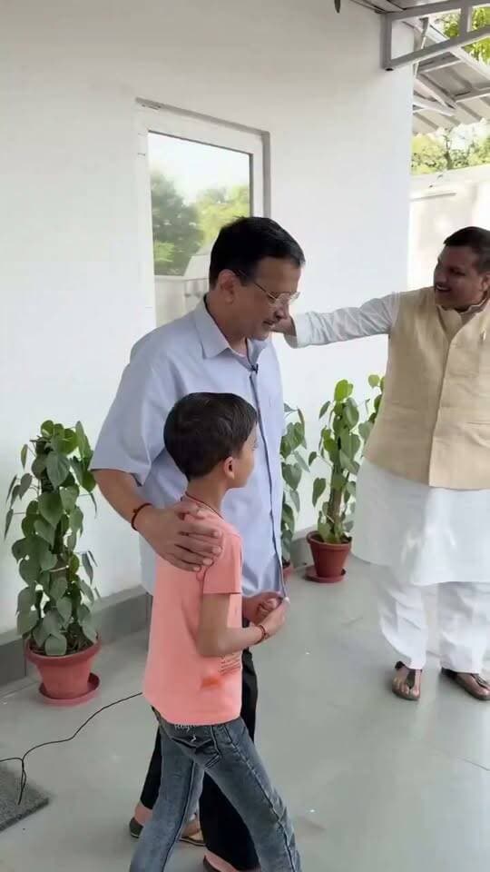 बिहार के वायरल 6 साल के आदित्य AAP सांसद Sanjay Singh जी के साथ AAP राष्ट्रीय संयोजक Arvind Kejriwal जी से मिलने पहुंचे।
देखिये और आप भी सुनिए आदित्य को-