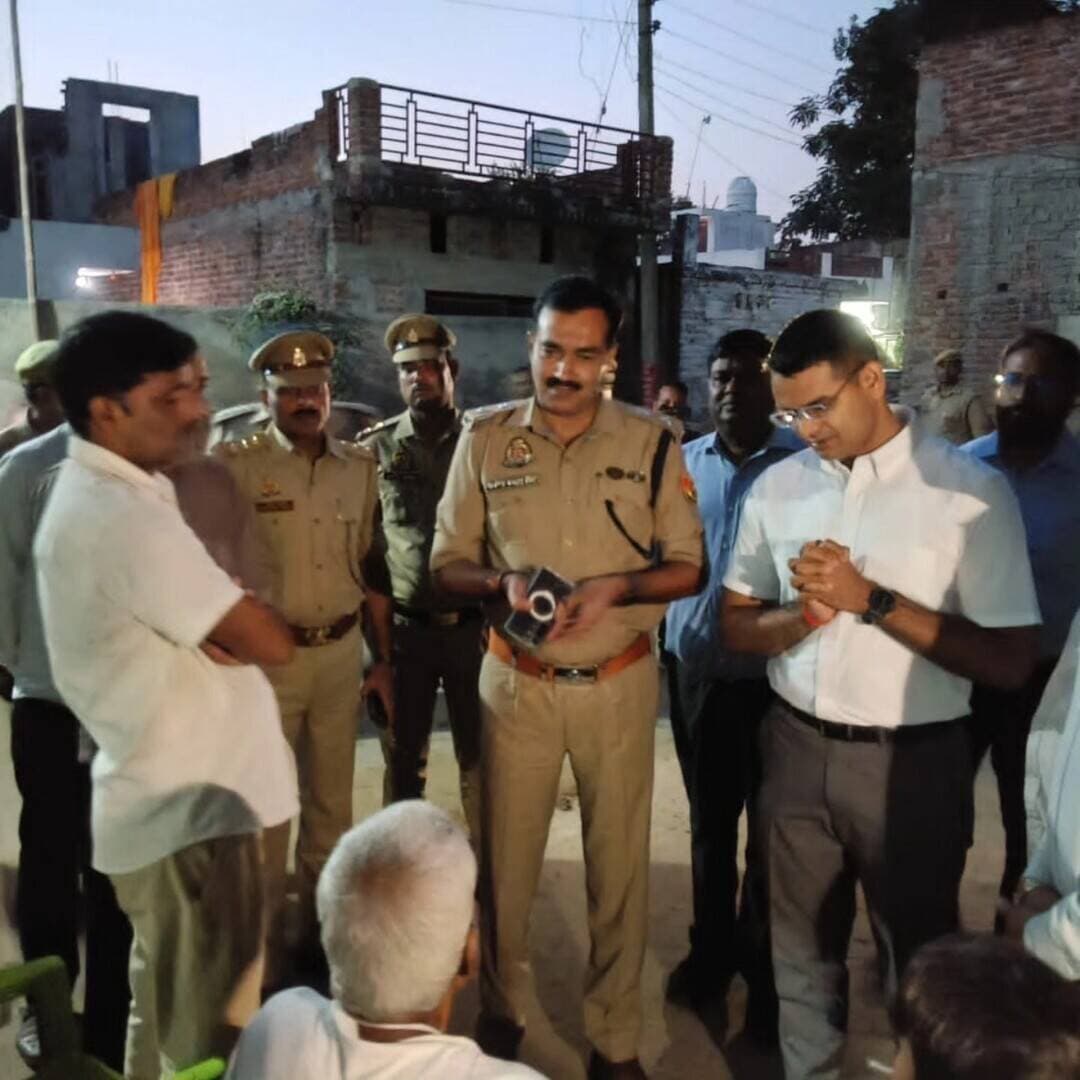 #Balrampur ! हादसे के पीड़ित परिवारों के बीच पहुंचे डीएम-एसपी, बंधाया ढांढस...
हरसंभव मदद का भरोसा, दोषियों पर विधिक कार्रवाई का आश्वासन...
#बलरामपुर। कोतवाली देहात क्षेत्र के ग्राम चरनगहिया बेलहा में हुए दर्दनाक सड़क हादसे के बाद जिलाधिकारी डॉ. विपिन कुमार जैन और पुलिस अधीक्षक मार्तण्ड प्रकाश सिंह ने पीड़ित परिवारों से मुलाकात कर शोक संवेदना व्यक्त की। अधिकारियों ने शोकाकुल परिजनों को ढांढस बंधाते हुए हरसंभव सहायता का भरोसा दिलाया।
जिलाधिकारी ने कहा कि दुख की इस घड़ी में जिला प्रशासन पीड़ित परिवारों के साथ खड़ा है। वहीं, डीएम और एसपी ने घटना के संबंध में आवश्यक विधिक कार्रवाई सुनिश्चित करने का भी आश्वासन दिया।
#dmbalrampur #spbalrampur