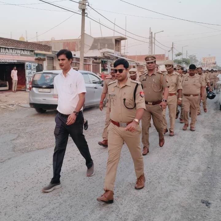#उतरौला में पुलिस का फ्लैग मार्च, अराजक तत्वों को सख्त चेतावनी...
नवरात्रि पर सुरक्षा व्यवस्था परखी, बाजारों और संवेदनशील इलाकों में पुलिस ने किया भ्रमण; अफवाह फैलाने वालों पर भी रहेगी नजर
#उतरौला (बलरामपुर)। शारदीय नवरात्रि एवं दुर्गा पूजा पर्व को शांतिपूर्ण माहौल में संपन्न कराने के लिए रविवार को उतरौला कस्बे में पुलिस ने फ्लैग मार्च कर सुरक्षा व्यवस्था का जायजा लिया। उपजिलाधिकारी योगेन्द्र शरण साह और क्षेत्राधिकारी डॉ. जितेन्द्र कुमार के नेतृत्व में भारी पुलिस बल ने प्रमुख बाजारों, दुर्गा पूजा पंडालों और संवेदनशील क्षेत्रों का भ्रमण कर आमजन को सुरक्षा का भरोसा दिलाया। साथ ही अराजक तत्वों को शांति व्यवस्था बिगाड़ने पर कड़ी कार्रवाई की चेतावनी दी गई।
पुलिस अधीक्षक मार्तण्ड प्रकाश सिंह के निर्देशन एवं अपर पुलिस अधीक्षक विशाल पाण्डेय के पर्यवेक्षण में निकला फ्लैग मार्च कोतवाली उतरौला से शुरू होकर मुख्य बाजार, दुर्गा पूजा पंडालों के आसपास, मिश्रित आबादी वाले क्षेत्रों, प्रमुख चौराहों, बस स्टैंड और रेलवे स्टेशन रोड से होते हुए थाने पर समाप्त हुआ।
इस दौरान अधिकारियों ने व्यापारियों और स्थानीय लोगों से संवाद कर उनकी समस्याएं व सुझाव जाने। लोगों से त्योहार को आपसी भाईचारे और सौहार्द के साथ मनाने तथा किसी भी संदिग्ध गतिविधि की सूचना तत्काल पुलिस को देने की अपील की गई। पुलिस ने यातायात व्यवस्था और भीड़ प्रबंधन का भी जायजा लिया।
ड्रोन-कैमरों से होगी निगरानी, अफवाह फैलाने वालों पर नजर
त्योहार के दौरान मेला स्थलों और जुलूसों में सुरक्षा के लिए अतिरिक्त सतर्कता बरती जाएगी। संवेदनशील स्थानों पर सादे कपड़ों में पुलिसकर्मियों की तैनाती के साथ ड्रोन कैमरों और सीसीटीवी से निगरानी की जाएगी। सोशल मीडिया पर भ्रामक अफवाहें और भड़काऊ टिप्पणियां करने वालों पर साइबर एवं सोशल मीडिया सेल नजर रखेगी।
पुलिस ने आमजन से अफवाहों पर ध्यान न देने और शांति व्यवस्था बनाए रखने में सहयोग करने की अपील की है। किसी भी संदिग्ध व्यक्ति, वस्तु या घटना की सूचना तत्काल स्थानीय पुलिस अथवा हेल्पलाइन नंबर 112 पर देने को कहा गया है। फ्लैग मार्च में प्रभारी निरीक्षक उतरौला सहित थाने का पुलिस बल और महिला पुलिसकर्मी मौजूद रहीं।
#balrampurpolice #dmbalrampur #utraula