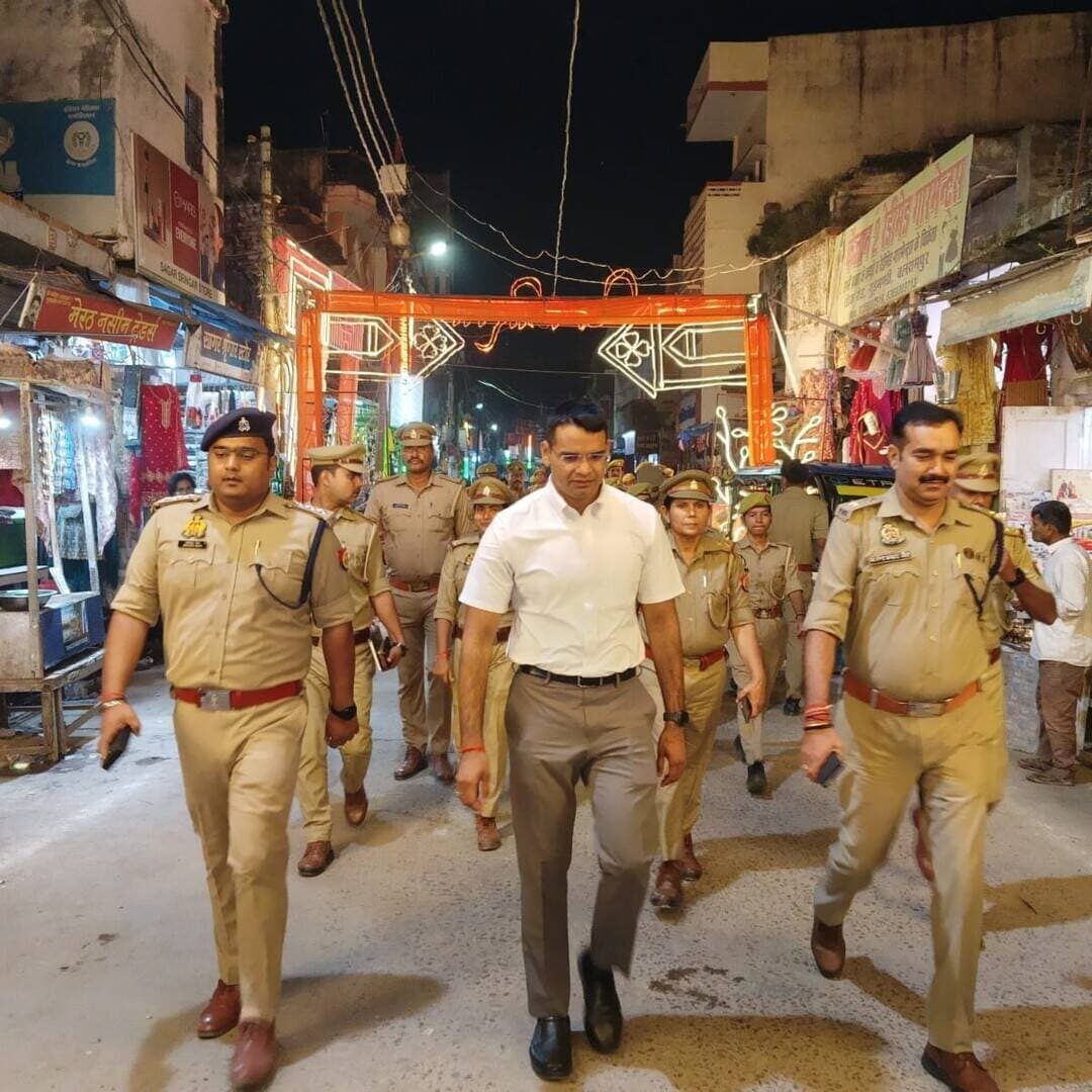#बलरामपुर ! डीएम-एसपी ने निकाला फ्लैग मार्च, सुरक्षा का दिया भरोसा
• विसर्जन जुलूस पर ड्रोन व सीसीटीवी से रहेगी नजर, सादे कपड़ों में तैनात रहेंगे जवान
• अफवाह फैलाने व माहौल बिगाड़ने वालों पर साइबर सेल की पैनी निगाह
#बलरामपुर (18 अक्टूबर)। शारदीय नवरात्रि को सकुशल व शांतिपूर्ण ढंग से संपन्न कराने के लिए रविवार को जिला प्रशासन पूरी तरह मुस्तैद दिखा। जिलाधिकारी डॉ. विपिन कुमार जैन एवं पुलिस अधीक्षक मार्तण्ड प्रकाश सिंह ने भारी पुलिस बल के साथ कस्बा बलरामपुर में पैदल गश्त व फ्लैग मार्च निकालकर आमजन को सुरक्षा का अहसास कराया।
फ्लैग मार्च के दौरान अधिकारियों ने स्थानीय व्यापारियों व प्रबुद्ध नागरिकों से वार्ता कर व्यवस्थाओं का फीडबैक लिया और सुझाव मांगे। एसपी मार्तण्ड प्रकाश सिंह ने अपील की कि सभी लोग त्यौहार को आपसी भाईचारे और सौहार्द के साथ मनाएं। उन्होंने चेतावनी दी कि माहौल खराब करने वाले शरारती तत्वों की सूचना तत्काल पुलिस को दें, उन पर सख्त कार्रवाई की जाएगी।
डीएम व एसपी ने बताया कि दुर्गा प्रतिमा विसर्जन जुलूस व भीड़भाड़ वाले स्थानों पर सादे वस्त्रों में पुलिस बल तैनात रहेगा। पूरी प्रक्रिया की निगरानी ड्रोन कैमरों व सीसीटीवी से होगी। इसके साथ ही सोशल मीडिया पर अफवाह या भड़काऊ टिप्पणी करने वालों पर साइबर व सोशल मीडिया सेल निरंतर सतर्क दृष्टि रख रही है।
गश्त के दौरान क्षेत्राधिकारी नगर अभिषेक सिंह, कोतवाली नगर, कोतवाली देहात व महिला थाना के प्रभारी निरीक्षकों सहित भारी संख्या में पुलिस बल मौजूद रहा।
क्या यह प्रारूप आपके समाचार पत्र या डिजिटल प्लेटफॉर्म की आवश्यकता के अनुसार उपयुक्त है?
#balrampur #dmbalrampur #spbalrampur