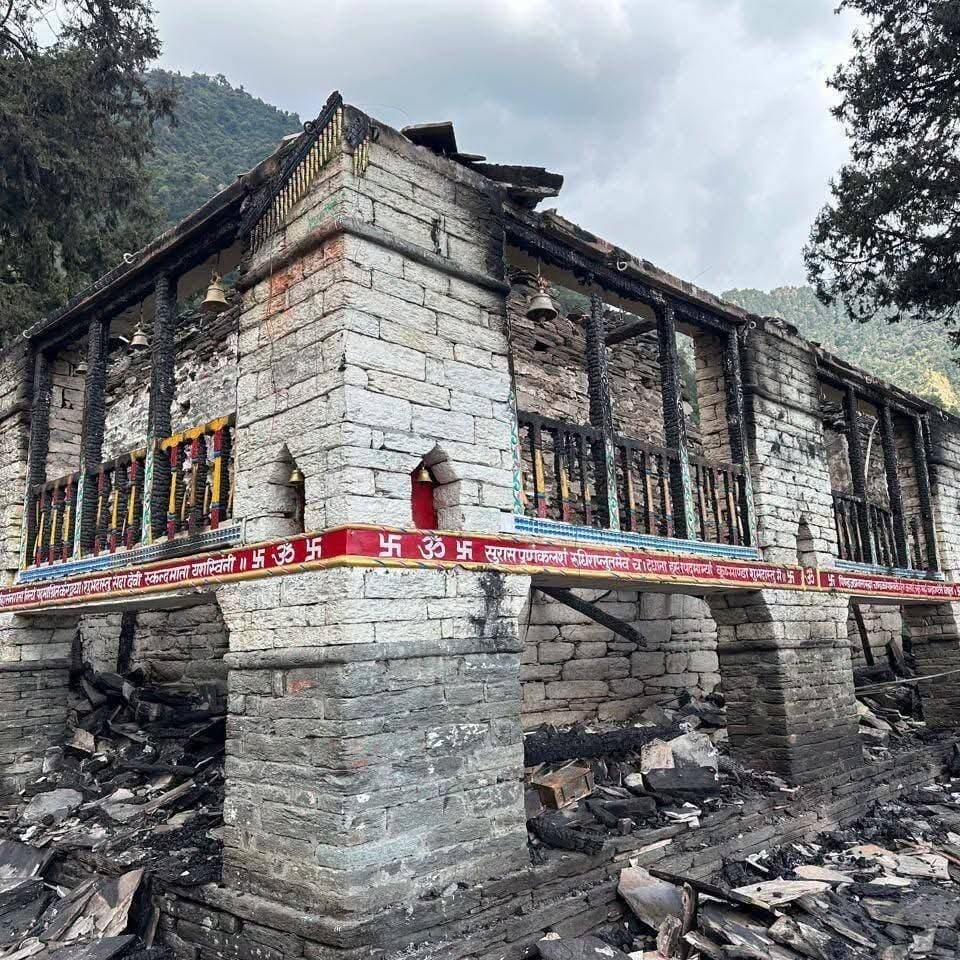 उत्तराखंड: बागेश्वर का प्राचीन भगवती मंदिर आग में जलकर खाक
16 October, 2026
पिथौरागढ़, 16 अक्टूबर (भाषा) उत्तराखंड के बागेश्वर जिले के दूरस्थ बड़ियाकोट क्षेत्र में देवी भगवती को समर्पित लकड़ी का एक प्राचीन मंदिर शुक्रवार सुबह आग लगने से जलकर खाक हो गया। अधिकारियों ने यह जानकारी दी।
अधिकारियों के अनुसार, आग से मंदिर के ऐतिहासिक ढांचे को भारी नुकसान पहुंचा है।
यह मंदिर क्षेत्र का प्रमुख धार्मिक स्थल था।
अधिकारियों ने बताया कि आग लगने के कारणों का अभी पता नहीं चल पाया है।
कपकोट के उपमंडल कार्यालय से करीब 50 किलोमीटर दूर मल्ला दानपुर स्थित यह मंदिर अपनी पारंपरिक काष्ठ वास्तुकला और बारीक नक्काशी के लिए प्रसिद्ध था।
घटना से स्थानीय निवासी और श्रद्धालु दुखी हैं।
सूचना मिलने के बाद प्रशासनिक अधिकारियों और संबंधित विभागों की टीमों ने मौके पर पहुंचकर नुकसान का आकलन किया।
स्थानीय लोगों को आशंका है कि आग शॉर्ट सर्किट या मंदिर में जलाए गए तेल के दीयों के कारण लगी होगी।
बड़ियाकोट गांव के निवासी आन सिंह ने बताया, “मां भगवती मंदिर में शुक्रवार सुबह श्रद्धालुओं ने आग लगी देखी। दूरस्थ क्षेत्र में अग्निशमन सेवा उपलब्ध नहीं होने के कारण मदद पहुंचने से पहले मंदिर घंटों तक जलता रहा।”
उन्होंने बताया कि नवरात्र के दौरान मंदिर के जलकर खाक होने से पूरे गांव में शोक का माहौल है।