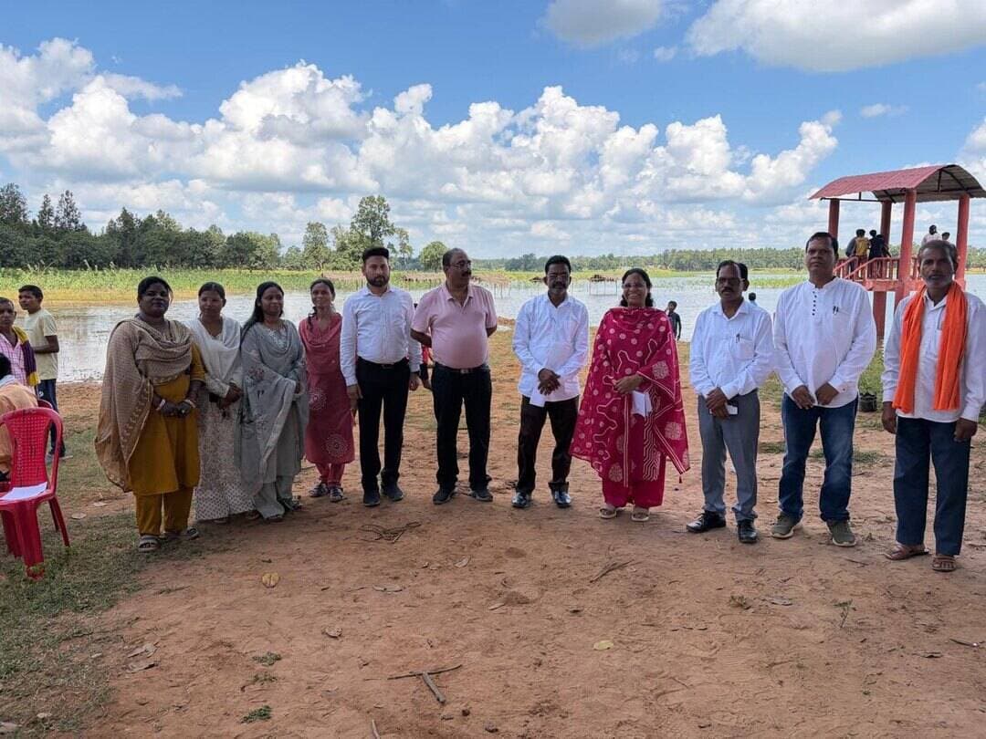 कोण्डागांव के जामकोट जलाशय में जल जन सेवा संकल्प अभियान का समापन हुआ। विधायक लता उसेंडी ने ग्रामीणों एवं अधिकारियों को जल संरक्षण, वर्षा जल संचयन और जल के सदुपयोग का संकल्प दिलाया।
आइए, जनभागीदारी से जल स्रोतों को सुरक्षित रखें और आने वाली पीढ़ियों के लिए जल संरक्षण को जनआंदोलन बनाएं।
#जल_संरक्षण #सेवा_संकल्प_अभियान #सुशासन_सरकार