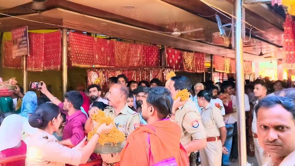 आज थाना मिर्जापुर प्रभारी विनोद कुमार एवं पुलिस टीम ने सिद्ध पीठ मां शाकुंभरी देवी मेले में मां के दर्शनों के लिए लाइन मैं लगे श्रद्धालुओं पर पुष्प वर्षा की!!!
#SaharanpurPolice #shakumbharidevi #PushpVarsha #psmirzapur