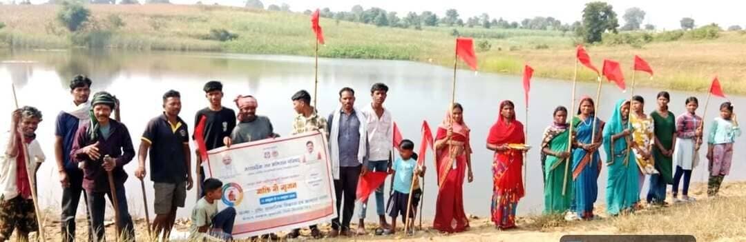 शक्ति से सृजन अभियान के तहत ग्राम पंचायत मड़काढ़ाना में जल स्रोत का पूजन कार्यक्रम आयोजित
जल संरक्षण के प्रति ग्रामीणों को किया जागरूक, दिलाई शपथ
========================
मध्यप्रदेश जन अभियान परिषद के तत्वावधान में शक्ति से सृजन अभियान के अंतर्गत विकासखंड जुन्नारदेव के ग्राम कन्हान वनग्राम, ग्राम पंचायत मड़काढ़ाना, खुमकाल सेक्टर क्रमांक 01 में जल संरक्षण के उद्देश्य से आज जल स्रोत पूजन कार्यक्रम आयोजित किया गया। जिला समन्वयक श्री अखिलेश जैन एवं विकासखंड समन्वयक श्री संजय बामने के मार्गदर्शन तथा नवांकुर संस्था दृष्टि सामाजिक विकास एवं कल्याण संस्था के अध्यक्ष श्री बुनेश राजबैठे के नेतृत्व एवं उपस्थिति में ग्राम कन्हान वनग्राम के बारहमासी तालाब में ग्रामीणों के सहयोग से पूजन किया गया।
कार्यक्रम में संस्था अध्यक्ष श्री बुनेश राजबैठे ने बताया कि मध्यप्रदेश जन अभियान परिषद द्वारा जल संरक्षण के प्रति निरंतर जन-जागरूकता अभियान चलाया जा रहा है। इस अभियान के तहत बारहमासी तालाब को स्वच्छ बनाए रखना आवश्यक है। इस वर्ष कम बारिश होने के कारण जल संकट की स्थिति बन सकती है। इसलिए तालाब को गंदगी मुक्त रखते हुए स्वच्छ बनाए रखना सभी की जिम्मेदारी है।
इस अवसर पर श्री धन्नू नागवंशी ने उपस्थित ग्रामीणों को जल संरक्षण की शपथ दिलाई। कार्यक्रम में श्री सुनील उईके, श्री राजेश भोपा, श्री प्रेमसिंग उईके, श्री रज्जू उईके, श्री आशिक सरयाम, श्रीमती भारती पंद्राम, श्रीमती रबिना उईके, श्री अनुज उईके, श्री विकास उईके, श्रीमती गीता राजबैठे, श्रीमती बतेसिया उईके, श्रीमती रधिया उईके, श्रीमती प्रेमबती भोपा और श्रीमती शांति दर्शमा सहित अन्य ग्रामीणजन उपस्थित थे।
#procwa #छिन्दवाड़ा
#JansamparkMP
Jansampark Madhya Pradesh
