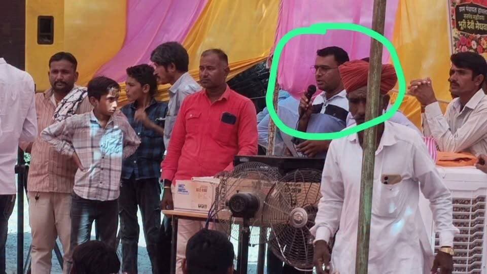 भीलों का हाथला ग्राम पंचायत में पंचायतीराज चुनाव आचार संहिता के बीच धन्यवाद सभा में मंच संचालन करते सरकारी शिक्षक
BJP Rajasthan BJP Barmer CMO Rajasthan