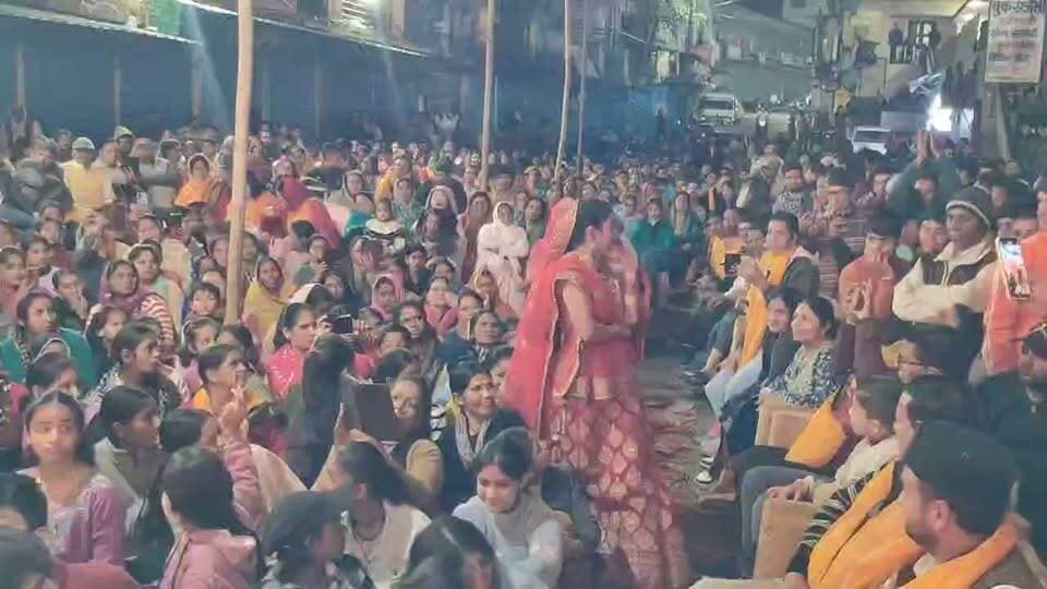 कर्णप्रयाग की सदाशिव रामलीला में दिखा नया अंदाज! गीतांजलि ने निभाया शूर्पणखा का किरदार, दर्शकों के बीच बनी चर्चा का विषय!
कर्णप्रयाग की सदाशिव रामलीला में नया चेहरा, गीतांजलि ने शूर्पणखा के अभिनय से बटोरी सुर्खियां,,
कर्णप्रयाग नगर में आयोजित सदाशिव रामलीला कमेटी की रामलीला के छठवें दिवस पर दर्शकों की भारी भीड़ उमड़ी। मंच पर राम, लक्ष्मण और सीता के दृश्यों के साथ शूर्पणखा प्रसंग का मंचन किया गया। इस दौरान रामलीला में एक नया अंदाज देखने को मिला, जिसने दर्शकों का ध्यान अपनी ओर आकर्षित किया।