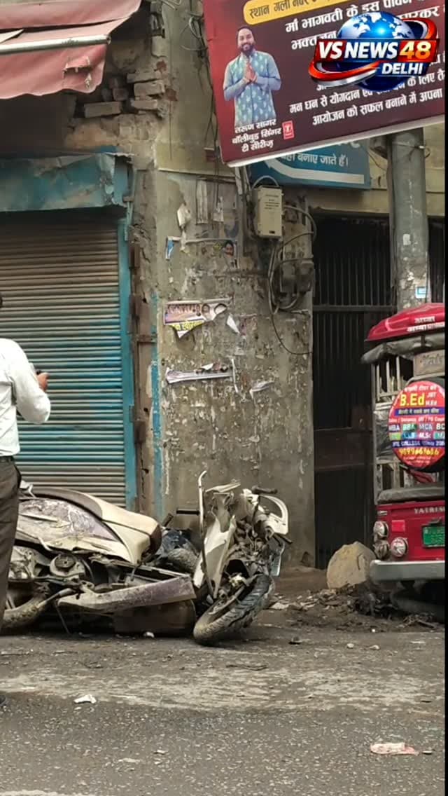 दिल्ली में DTC देवी बस की महिला | ड्राइवर ने लोगों को रौं-दा-हुआ चक्का जाम |
Anand Parbat |
Mundka |
Delhi News
दिल्ली के आनंद पर्वत इलाके में एक महिला डीटीसी बस ड्राइवर की लापरवाही से भीषण सड़क ह! दसा हुआ है। इस हादसे में कई लोग चपेट में आ गए, जिसमें बस ने दो स्कूटर, एक मोटरसाइकिल, एक ई-रिक्शा और एक साइकिल रिक्शा सहित कई वाहनों को रौं--द दिया। इस हादसे के बाद मृतक के परिजनों ने मुंडका में चक्का जाम कर किया।
#Delhi
#viralreels
#dtc
#roadaccident
#mundika