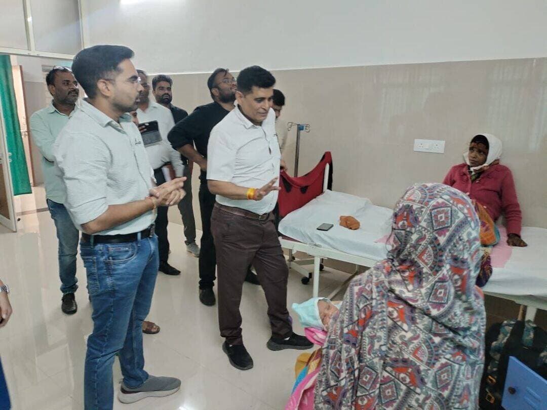 ➡️ सीएमएचओ ने सामुदायिक स्वास्थ्य केंद्र खेड़ी सांवलीगढ़ में ली समीक्षा बैठक
प्रभारी मुख्य चिकित्सा एवं स्वास्थ्य अधिकारी डॉ. संजीव शर्मा ने 17 अक्टूम्बर को सामुदायिक स्वास्थ्य केन्द्र खेड़ी सांवलीगढ़ में समीक्षा बैठक ली।
उन्होंने बैठक में समस्त राष्ट्रीय कार्यक्रमों की समीक्षा की कर शत प्रतिशत कार्य पूर्ण करने, शिशु एवं मातृ मृत्यु दर में कमी लाने के आवश्यक दिशा निर्देश दिए। साथ हीं उन्होंने प्रसव केन्द्र एवं अस्पताल का निरीक्षण कर आवश्यक सुधार के निर्देश दिए। उन्होंने निर्देश दिए कि समस्त स्टाफ अपने कार्य को पूर्ण ईमानदारी एवं कर्तव्य निष्ठा के साथ करें।
जिला टीकाकरण अधिकारी डॉ प्रांजल उपाध्याय ने शत प्रतिशत बच्चों का टीकाकरण करने एवं युवीन पोर्टल शतप्रतिशत एंट्री करने के निर्देश दिए, जिन उपस्वास्थ्य केंद्रों एंट्री कम है उन्हें एक सप्ताह में एंट्री पूर्ण करने के निर्देश दिए।
बैठक में खंड चिकित्सा अधिकारी सेहरा, भैंसदेही, बीपीएम, बीसीएम, सेक्टर चुनलोमा के कार्यकर्ता, सेक्टर रोढ़ा, बोरगांव कार्यकर्ता आदि उपस्थित रहे।
Jansampark Madhya Pradesh
Directorate of Health Services, Madhya Pradesh
#JansamparkMP
#बैतूल
#betul