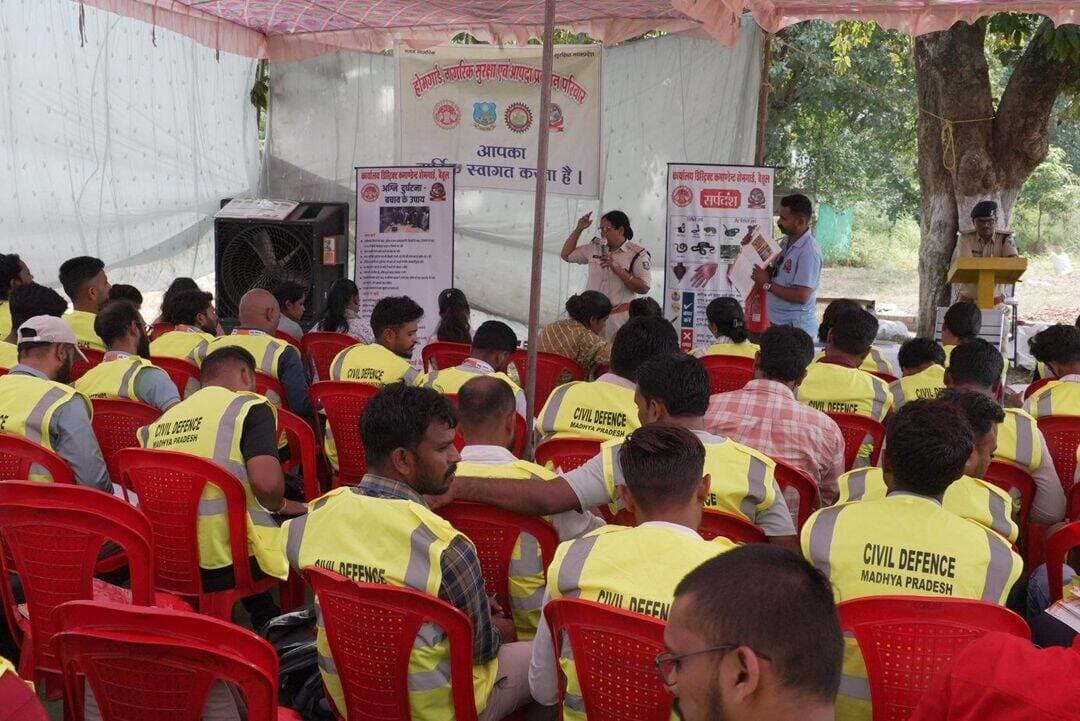 ➡️ आपदा मित्रों को अग्नि सुरक्षा एवं सर्पदंश से बचाव का प्रशिक्षण दिया
मध्यप्रदेश शासन के गृह विभाग एवं मध्यप्रदेश आपदा प्रबंधन प्राधिकरण के निर्देशानुसार होमगार्ड लाइन सोनाघाटी कैंप में आयोजित सात दिवसीय आपदा मित्र प्रशिक्षण कार्यक्रम के तृतीय दिवस 125 आपदा मित्रों को आपदा प्रबंधन, राहत एवं बचाव कार्यों से संबंधित प्रशिक्षण दिया गया।यह प्रशिक्षण 16 अक्टूबर से 22 अक्टूबर 2026 तक आयोजित किया जा रहा है।
प्रशिक्षण के दौरान कंपनी कमांडर सुनीता पंद्रे ने अग्नि सुरक्षा, फायर एक्सटिंग्विशर अग्निशामक यंत्र के उपयोग तथा उसे चलाने का व्यावहारिक अभ्यास कराया। साथ ही सर्पदंश की स्थिति में बरती जाने वाली सावधानियों, क्या करें और क्या न करें, के संबंध में विस्तार से जानकारी दी। सीसी शिवराज चौधरी, नर्मदापुरम द्वारा अग्नि सुरक्षा से संबंधित मॉक ड्रिल कराई गई।
Jansampark Madhya Pradesh
Home Department of Madhya Pradesh
#JansamparkMP
#बैतूल
#betul