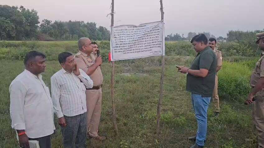 गोंडा में यूपी स्टेट कोऑपरेटिव बैंक घोटाले का मामला
बैंक घोटाले में आरोपी की 1 करोड़ 8 लख रुपए की संपत्ति कुर्क
आरोपी फूल मोहम्मद की प्रॉपर्टी की प्रशासन ने की कुर्की
बैंक की विशेष ऑडिट रिपोर्ट में हुआ था घोटाले का खुलासा
गोंडा गिर्द, खिराभा लक्ष्मनपुर जाट की संपत्तियों पर हुई कार्रवाई
डीऍम ने एसडीएम को संपत्ति प्रबंधन के लिए बनाया प्रशासक
एसडीएम सदर, राजस्व टीम और पुलिस की संयुक्त कार्रवाई
मुकदमा अपराध संख्या 45/2026 के मामले में हुई कार्रवाई
