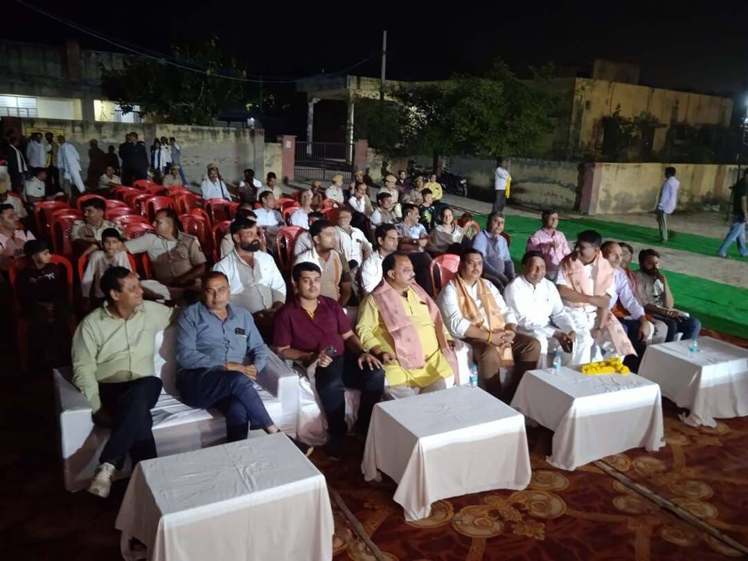 #भरतपुर। शहर में चल रहे श्री जसवंत प्रदर्शनी एवं पशु मेले के तहत रविवार को सांस्कृतिक कार्यक्रमों की श्रृंखला में भजन-जिकड़ी का भव्य आयोजन किया गया। बाबा गोलमोल बगीची के महंत भूमानन्द जी के सानिध्य में आयोजित इस कार्यक्रम में विभिन्न कलाकारों ने अपनी शानदार प्रस्तुतियां देकर दर्शकों को देर रात तक मंत्रमुग्ध रखा। मेला अधिकारी डॉ. अरविन्द सिंह चौधरी ने बताया कि स्थानीय प्रतिभाओं को मंच प्रदान करने के लिए प्रतिदिन ऐसे सांस्कृतिक कार्यक्रमों का आयोजन किया जा रहा है। इस दौरान आगरा, मथुरा और भरतपुर सहित आसपास के क्षेत्रों से आए कई कलाकारों ने अपनी कला का प्रदर्शन किया। कार्यक्रम में शहर अध्यक्ष जितेंद्र शर्मा भोंट मुख्य अतिथि रहे, जबकि अध्यक्षता धीरेंद्र सिंह बिल्लू ने की। इस मौके पर कई गणमान्य अतिथि और पशुपालन विभाग के कार्मिक भी मौजूद रहे।