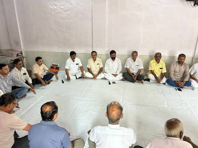 #भरतपुर। बयाना में रविवार शाम आर्य समाज की नई कार्यकारिणी का चुनाव सर्वसम्मति से संपन्न हुआ, जिसमें सुनयना आर्या को संगठन का नया प्रधान चुना गया है। आर्य समाज के इतिहास में यह पहला अवसर है जब किसी महिला कार्यकर्ता को यह जिम्मेदारी सौंपी गई है। आर्य उप प्रतिनिधि सभा भरतपुर के प्रधान सुरेंद्र सोलंकी और मंत्री देवेंद्र भारद्वाज की देखरेख में हुए इन चुनावों के दौरान पिछली कार्रवाई और आय-व्यय का विवरण भी प्रस्तुत किया गया। नई कार्यकारिणी में प्रदीप आर्य को मंत्री और धर्मेंद्र आर्य को कोषाध्यक्ष बनाया गया है, जबकि विभिन्न पदों पर अन्य पदाधिकारियों का चयन भी किया गया है। चुनाव प्रक्रिया शांतिपूर्ण तरीके से संपन्न होने पर चुनाव अधिकारियों ने आर्य समाज बयाना की सराहना की।