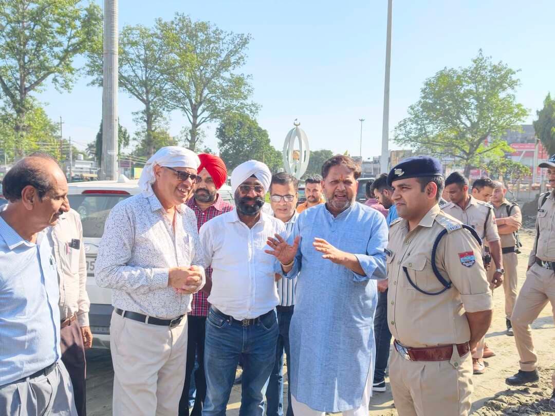 दशहरा मेले को लेकर रुद्रपुर मेयर विकास शर्मा ने किया गांधी पार्क/ राम पार्क का निरीक्षण इस दौरान रुद्रपुर शहर के सर्किल ऑफिसर विभव सैनी भी मौजूद रहे..
Pushkar Singh Dhami Udham Singh Nagar Police Uttarakhand RUDRAPUR CITY Rudrapur online