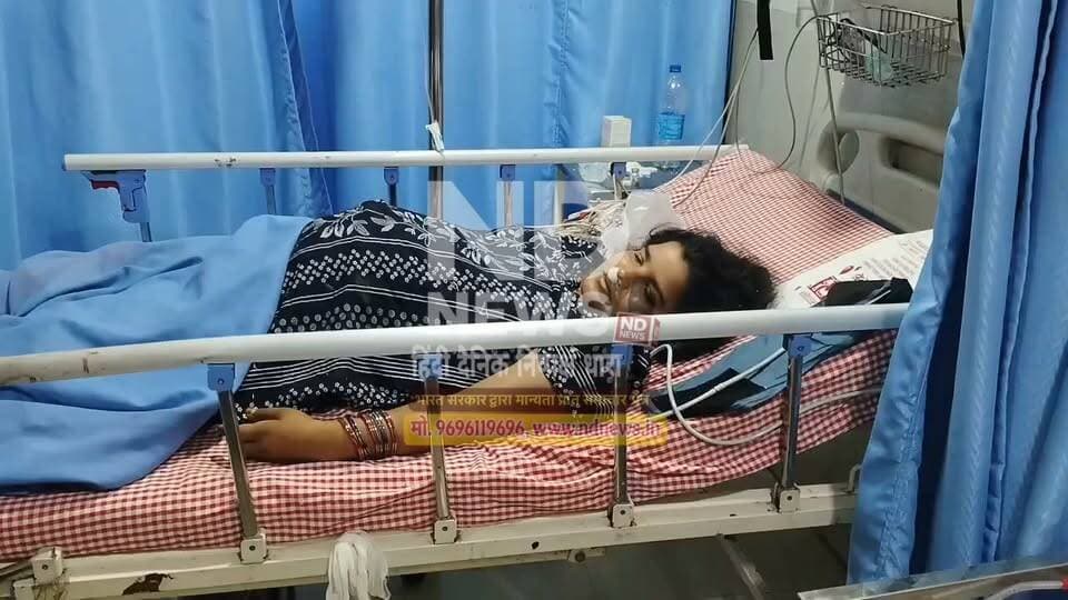 फतेहपुर के बीएएस अस्पताल में प्रसव के अगले दिन महिला की मौत, परिजनों का हंगामा
नवजात सुरक्षित, इलाज पर उठे गंभीर सवाल; स्वास्थ्य विभाग की निगरानी और अस्पतालों की मान्यता की जांच जरूरी
झोलाछाप इलाज के आरोपों से स्वास्थ्य व्यवस्था पर सवाल, सीसीटीवी फुटेज खंगाल रही पुलिस
फतेहपुर | 18 अक्टूबर 2026 | ND NEWS, दैनिक निष्पक्ष धारा
फतेहपुर। सदर कोतवाली क्षेत्र के ज्वालागंज बस स्टॉप के पास स्थित बीएएस अस्पताल में प्रसव के अगले दिन महिला मरीज की संदिग्ध परिस्थितियों में मौत हो गई। बताया गया है कि 17 अक्टूबर को ऑपरेशन से प्रसव हुआ था और नवजात सुरक्षित है। महिला की मौत के बाद परिजनों ने अस्पताल में हंगामा करते हुए कथित गलत इलाज का आरोप लगाया। घटना ने जिले की निजी स्वास्थ्य सेवाओं, अस्पतालों की निगरानी और मरीजों की सुरक्षा को लेकर गंभीर सवाल खड़े कर दिए हैं।
प्रसव के बाद महिला की मौत, परिजनों ने लगाए आरोप
परिजनों का आरोप है कि अस्पताल में इलाज के दौरान लापरवाही हुई। उनका दावा है कि महिला की मौत के बाद अस्पताल में मौजूद लोग मौके से चले गए। हालांकि, इन आरोपों की स्वतंत्र पुष्टि नहीं हुई है। महिला की मृत्यु का वास्तविक कारण पोस्टमार्टम और चिकित्सकीय जांच के बाद ही स्पष्ट हो सकेगा।
हंगामे की सूचना पर सदर कोतवाली पुलिस मौके पर पहुंची। इंस्पेक्टर हेमंत कुमार मिश्रा के अनुसार, महिला एक दिन पहले प्रसव के लिए अस्पताल में भर्ती हुई थी। प्रसव के बाद उसकी संदिग्ध परिस्थितियों में मौत हुई, जबकि बच्चा सुरक्षित है। पुलिस सीसीटीवी फुटेज और परिजनों से मिली जानकारी के आधार पर जांच कर रही है। अधिकारी ने बताया कि तहरीर और साक्ष्य मिलने पर मुकदमा दर्ज कर विवेचना की जाएगी।
स्वास्थ्य विभाग की जवाबदेही पर सवाल
इस घटना ने सवाल खड़ा किया है कि जिले में संचालित निजी अस्पतालों की मान्यता, चिकित्सकों की योग्यता, प्रसव सुविधाओं और आपातकालीन व्यवस्था की नियमित जांच कितनी प्रभावी है। यदि कोई अस्पताल आवश्यक अनुमति और योग्य चिकित्सकों के बिना संचालित हो रहा है, तो यह मरीजों की जान के लिए गंभीर जोखिम बन सकता है।
मुख्य चिकित्सा अधिकारी और जिला प्रशासन को बीएएस अस्पताल की मान्यता, ऑपरेशन करने वाले चिकित्सक की योग्यता, उपचार संबंधी रिकॉर्ड और उपलब्ध सुविधाओं की निष्पक्ष जांच करानी चाहिए। जिले के अन्य निजी अस्पतालों का भी नियमानुसार निरीक्षण हो, ताकि किसी संभावित लापरवाही को समय रहते रोका जा सके।
एनडी न्यूज़ की अपील
एनडी न्यूज़ स्वास्थ्य विभाग, जिलाधिकारी और जिला प्रशासन से मांग करता है कि मामले की निष्पक्ष जांच कराई जाए और दोष प्रमाणित होने पर नियमानुसार कठोर कार्रवाई हो। पीड़ित परिवार को जांच की जानकारी दी जाए तथा अस्पतालों की निगरानी व्यवस्था मजबूत की जाए।
नागरिकों से अपील है कि इलाज के लिए अस्पताल चुनते समय उसकी मान्यता और चिकित्सक की योग्यता की जानकारी लें। किसी भी संदिग्ध चिकित्सा गतिविधि की शिकायत स्वास्थ्य विभाग को करें। किसी अस्पताल को दोषी घोषित करने से पहले जांच के निष्कर्षों की प्रतीक्षा करना भी जरूरी है।
जिलाधिकारी एवं पुलिस अधीक्षक महोदय से अपील है कि मरीजों की जान से खिलवाड़ करने वाली किसी भी संभावित लापरवाही पर शून्य सहनशीलता अपनाते हुए निष्पक्ष जांच और कानूनसम्मत कार्रवाई सुनिश्चित करें, ताकि भविष्य में ऐसी घटनाओं की पुनरावृत्ति रोकी जा सके।
ND NEWS | दैनिक निष्पक्ष धारा — जनहित सर्वोपरि, स्वास्थ्य सेवाओं में पारदर्शिता और जवाबदेही जरूरी।
👇👇
@dgpup
@RSSorg
@UPGovt
@wpl1090
@RSSgeet
@Uppolice
@MIB_India
@PMOIndia
@HMOIndia
@abmanglik
@VHPDigital
@igrangealld
@myogioffice
@InfoDeptUP
@dmfatehpur
@sdmsadarftp
@CMOfficeUP
@CMOUP_RC
@ChiefSecyUP
@ChiefSecyUP
@MahantYogiG
@FatehpurSdm
@fatehpurpolice
@BajrangDalOrg
@rashtrapatibhvn
@UPMahilaKalyan
@112UttarPradesh
@myogiadityanath
@CommissionerPrg
@ADGZonPrayagraj
@MhfwGoUP
👇👇👇
#NDNews #दैनिकनिष्पक्षधारा #Fatehpur #BASHospital #HealthDepartmentUP #स्वास्थ्यव्यवस्था #मातृस्वास्थ्य #निष्पक्षजांच
👇👇👇
🟥 ND NEWS | दैनिक निष्पक्ष धारा
मुख्य संपादक/संस्थापक: राजन सिंह हाड़ा
सह-संपादक: शालिनी सिंह भदौरिया
रिपोर्ट: फतेहपुर जिला ब्यूरो
📅 दिनांक: 18 अक्टूबर 2026
📍 फतेहपुर: 1/1, अटल बिहारी चौराहा, नियर वर्मा चौराहा, UP–212601
📍 लखनऊ: विधानसभा रोड, बर्लिंगटन चौराहा, UP–226001
📍 दिल्ली: U158, विकास मार्ग, लक्ष्मी नगर, दिल्ली–110092
📧 ndnewschannel@gmail.com
📞 9696119696
👇👇
संकल्प: निष्पक्ष पत्रकारिता, जनहित सर्वोपरि।
डिस्क्लेमर: खबर प्राप्त जानकारी और परिजनों के आरोपों पर आधारित है।