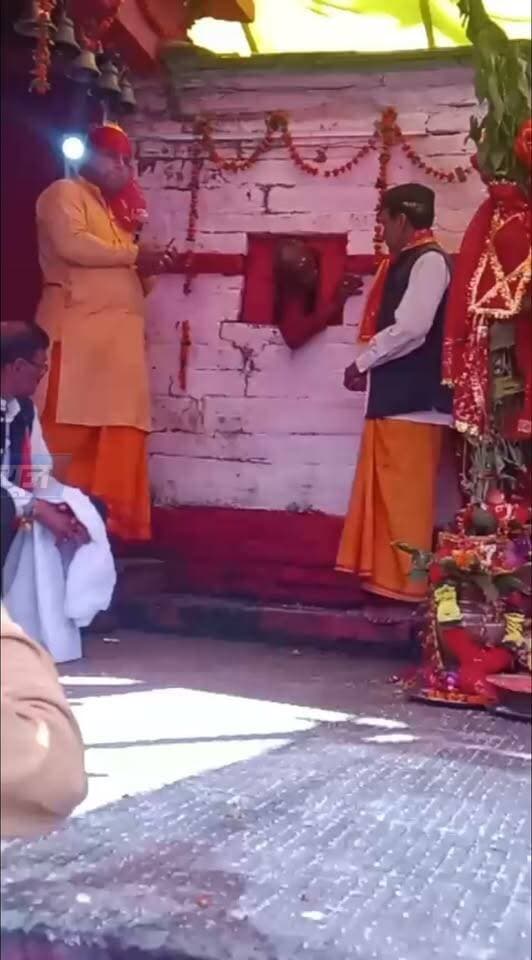 🔱 महड़ के शिव शक्ति मंदिर में आस्था का अद्भुत संगम, छोटी-सी मोरी से अवतरित हुए भगवान शिव!🙏🚩
रुद्रप्रयाग | दशज्युला पट्टी
दशज्युला पट्टी के महड़ स्थित शिव शक्ति मंदिर में नवरात्रि के आठवें दिन आस्था और भक्ति का अद्भुत नजारा देखने को मिला। धार्मिक परंपरा के तहत भगवान शिव अवतरित हुए और शिव पार्श्व ने मंदिर की छोटी-सी मोरी (खिड़की) से बाहर निकलकर भक्तों को दर्शन दिए। इस अलौकिक दृश्य को देखकर श्रद्धालु भावविभोर हो उठे। 🔱
इस अवसर पर 51 कलशों के साथ भव्य कलश यात्रा निकाली गई, जिसमें श्रद्धालुओं ने बढ़-चढ़कर भाग लिया। मंदिर परिसर में भक्तों की भारी आस्था और उत्साह के बीच भक्त और भगवान का अनोखा संगम देखने को मिला।
महड़ के शिव शक्ति मंदिर में नवरात्रि का यह आयोजन क्षेत्र की समृद्ध धार्मिक परंपराओं, लोक आस्था और देवभूमि उत्तराखंड की विशिष्ट संस्कृति का जीवंत उदाहरण बना। 🙏
हर-हर महादेव! 🔱🚩
#महड़ #शिवशक्तिमंदिर #दशज्युलापट्टी #रुद्रप्रयाग #नवरात्रि #भगवानशिव #देवभूमिउत्तराखंड #कलशयात्रा #हरहरमहादेव