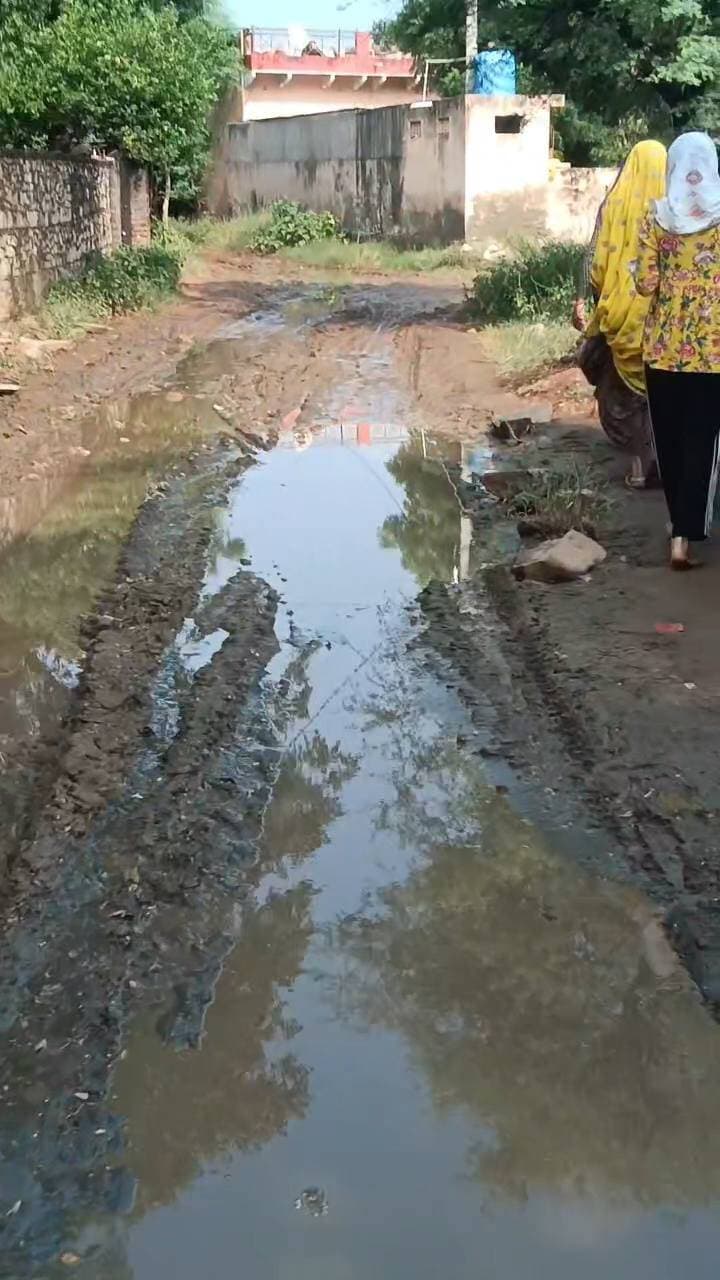 गंगापुर सिटी। वजीरपुर उपखंड के सेवा गांव में जलनिकासी व्यवस्था और पक्की नालियों के अभाव में ग्रामीणों को भारी परेशानी का सामना करना पड़ रहा है। गांव के मुख्य रास्तों पर गंदा पानी बहने से सड़कें कीचड़ और दलदल में तब्दील हो गई हैं। हालात ऐसे हैं कि ग्रामीणों को रोजाना इन रास्तों से निकलने में परेशानी उठानी पड़ रही है। जहां ग्रामीणों ने जानकारी देते हुए बताया कि
इस समस्या का सबसे ज्यादा खामियाजा स्कूली बच्चों को भुगतना पड़ रहा है। कीचड़ भरे रास्तों पर फिसलकर गिरने का खतरा बना रहता है। इससे बच्चों की स्कूल ड्रेस और किताबें खराब होने के साथ चोटिल होने की आशंका भी बनी रहती है। वहीं, रास्तों पर जमा गंदे पानी से मच्छरों का प्रकोप बढ़ने और संक्रामक बीमारियां फैलने की चिंता भी ग्रामीणों को सता रही है।
गांव में स्थित देवी मैया के मंदिर में दर्शन के लिए आने वाले श्रद्धालुओं को भी कीचड़ से होकर गुजरना पड़ रहा है। ग्रामीणों की परेशानी के बावजूद जलनिकासी की समुचित व्यवस्था नहीं होने से समस्या बनी हुई है। अब सवाल यह है कि जिम्मेदार अधिकारी ग्रामीणों को इस बदहाली से राहत दिलाने के लिए कब तक ठोस कदम उठाएंगे?
