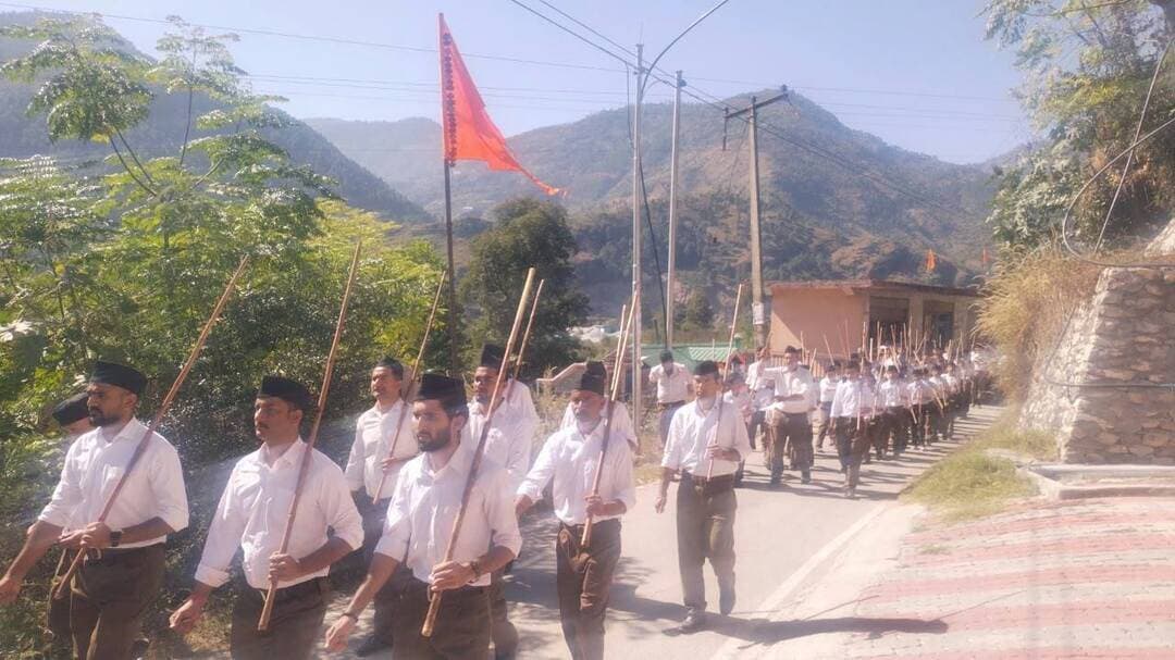 देश विरोधी ताकते आंदोलनों की आड़ में संवैधानिक संस्थाओं पर कर रहे हमले।
भारत की ताकत यहां की परिवार व्यवस्था- ओम प्रकाश
युवा चिटे जैसे खतरनाक नशे से रहे दूर।
Kullu Times
पनारसा खंड में राष्ट्रीय स्वयंसेवक संघ का विजयदशमी उत्सव और पथ संचलन कार्यक्रम मार्कंडेय ऋषि की तपोस्थली थरास के प्रांगण में हर्षोल्लास के साथ संपन्न हुआ,
जिसमें 200 स्वयंसेवकों ने पूर्ण गणवेश में अनुशासन और देशभक्ति का संदेश देते हुए कदमताल की।
कार्यक्रम की शुरुआत मुख्य अतिथि, सशस्त्र सीमा बल से डीएफओ के पद से सेवानिवृत्त राम लोक द्वारा दीप प्रज्वलित कर और पूर्ण विधि-विधान के साथ शस्त्र पूजन के साथ की गई। इस अवसर पर क्षेत्र की मातृशक्ति द्वारा पथ संचलन के दौरान स्वयंसेवकों पर पुष्प वर्षा की गई, जिससे पूरा क्षेत्र 'भारत माता की जय' के नारों से गूंज उठा और संपूर्ण माहौल देशभक्ति के रंग में रंग गया।
समारोह में मुख्य वक्ता के रूप में राष्ट्रीय स्वयंसेवक संघ के सह प्रांत प्रचारक ओम प्रकाश ने स्वयंसेवकों को संबोधित किया। अपने संबोधन की शुरुआत करते हुए उन्होंने कहा कि विजयदशमी अधर्म पर धर्म, बुराई पर अच्छाई, असत्य पर सत्य और अंधकार पर प्रकाश की जीत का पावन पर्व है। उन्होंने इस बात पर विशेष बल दिया कि राष्ट्रीय स्वयंसेवक संघ की स्थापना को 100 वर्ष पूर्ण हो चुके हैं, जिसके चलते हम सभी स्वयंसेवकों की जिम्मेदारी और अधिक बढ़ गई है। उन्होंने स्पष्ट किया कि संघ का मुख्य कार्य शाखा के माध्यम से व्यक्ति निर्माण करना है और शताब्दी वर्ष के उपलक्ष्य में संघ ने 'पंच परिवर्तन' का संकल्प लिया है, जिसे समाज में उतारने के लिए उन्होंने आम जनता से सहयोग का आग्रह किया।
वर्तमान समय की चुनौतियों पर चिंता व्यक्त करते हुए मुख्य वक्ता ने कहा कि आजकल चिट्टे का कारोबार और मोबाइल की लत हमारी युवा पीढ़ी को बर्बाद कर रही है। उन्होंने देश विरोधी ताकतों के षड्यंत्रों से सचेत करते हुए कहा कि आज भारत विरोधी ताकतों द्वारा नकारात्मक नैरेटिव सेट किए जा रहे हैं और हमें भाषा व जाति जैसे सभी प्रकार के भेदभावों से ऊपर उठना होगा। उन्होंने आरोप लगाया कि कुछ ताकतें बांग्लादेश, श्रीलंका, पाकिस्तान और अफगानिस्तान की तर्ज पर भारत को तोड़ने की साजिश रच रही हैं तथा आंदोलनों की आड़ में संवैधानिक संस्थाओं पर हमले किए जा रहे हैं। उन्होंने चेतावनी दी कि यदि इन प्रवृत्तियों को समय रहते नहीं रोका गया, तो ये तत्व आने वाले समय में हमारे मंदिरों के विरुद्ध भी आंदोलन शुरू कर सकते हैं। हालांकि, उन्होंने यह भी विश्वास जताया कि भारतवर्ष की सबसे मजबूत कड़ी हमारी 'परिवार व्यवस्था' है, जिसके कारण देश विरोधी ताकतें अपने मंसूबों में कामयाब नहीं हो पा रही हैं। अर्थव्यवस्था का जिक्र करते हुए उन्होंने कहा कि आज भारत जीडीपी के मामले में कई देशों से आगे निकल चुका है, परंतु विदेशी ताकतें लगातार हमें पीछे धकेलने के प्रयासों में लगी हुई हैं।
कार्यक्रम के अंत में स्वयंसेवकों ने अपनी गौरवशाली उपस्थिति से अनुशासन, निष्ठा और राष्ट्रभक्ति की मिसाल पेश की। इस गरिमामयी आयोजन में संघ के कई प्रमुख दायित्ववान कार्यकर्ता विशेष रूप से उपस्थित रहे, जिनमें प्रांत कृषक प्रमुख किशोर कुमार, पनारसा खंड संघ चालक जय कृष्ण शर्मा, खंड कार्यवाह ओत राम, संपर्क प्रमुख भोला राम, विद्या भारती हिमाचल शिक्षा समिति प्रांत कार्यकारिणी सदस्य जोगिंदर ठाकुर, भाग सिंह, जिला कृषक प्रमुख नोख सिंह, हिंदू जागरण मंच जिला संयोजक कर्ण सेन , विभाग प्रचार प्रमुख राजमल चौहान, जिला कुटुंब प्रबोधन संयोजक कुलदीप कुमार, जिला घोष प्रमुख अमर सिंह, पनारसा खंड प्रचार प्रमुख विजय शर्मा और विश्व हिंदू परिषद के जिला उपाध्यक्ष संजय ठाकुर सहित अन्य गणमान्य लोग शामिल थे।