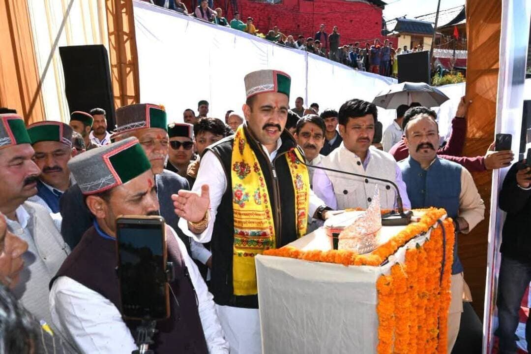 वीरभद्र सिंह ने राजनीति में ही नहीं, प्रदेशवासियों के दिलों पर भी किया राज - मुकेश अग्निहोत्री
आधुनिक हिमाचल प्रदेश के निर्माता थे पूर्व मुख्यमंत्री वीरभद्र सिंह
वीरभद्र सिंह की राजनीतिक पाठशाला से निकले अनेक विधायक, सांसद और नेता
वीरभद्र सिंह और डॉ. वाई.एस. परमार के योगदान को कभी नहीं भुला सकता हिमाचल प्रदेश
Kullu Times
बुशहर स्पोर्ट्स कल्चर एंड एनवायरनमेंट एसोसिएशन की ओर से आयोजित विशेष कार्यक्रम में पूर्व मुख्यमंत्री स्वर्गीय वीरभद्र सिंह की प्रतिमा का अनावरण रविवार को सराहन में किया गया। इस दौरान उपमुख्यमंत्री मुकेश अग्निहोत्री बतौर मुख्यातिथि शामिल हुए जबकि शिक्षा मंत्री रोहित ठाकुर, लोक निर्माण एवं शहरी विकास मंत्री विक्रमादित्य सिंह, चेयरमैन पर्यटन विकास निगम आर एस बाली सहित अन्य गणमान्य भी उपस्थित रहे।
इस दौरान उप मुख्यमंत्री मुकेश अग्निहोत्री ने कहा कि पूर्व मुख्यमंत्री स्वर्गीय वीरभद्र सिंह ने न केवल हिमाचल प्रदेश की राजनीति पर राज किया, बल्कि लगभग पांच दशकों तक प्रदेशवासियों के दिलों में भी अपनी विशेष जगह बनाए रखी। उन्होंने कहा कि वीरभद्र सिंह एक युगपुरुष, दूरदर्शी राजनेता और आधुनिक हिमाचल प्रदेश के निर्माता थे, जिनका प्रदेश के विकास में योगदान सदैव अविस्मरणीय रहेगा।
मुकेश अग्निहोत्री ने कहा कि वीरभद्र सिंह केवल रामपुर अथवा रोहड़ू के नेता नहीं थे, बल्कि पूरे हिमाचल प्रदेश में उनकी समान स्वीकार्यता और लोकप्रियता थी। प्रदेश के प्रत्येक क्षेत्र में लोग उनका सम्मान करते थे। चाहे ऊना, कांगड़ा और हमीरपुर हो या कुल्लू, आनी, पांगी, भरमौर तथा लाहौल-स्पीति जैसे दुर्गम क्षेत्र, हर जगह उनका विशेष प्रभाव और लोगों से आत्मीय जुड़ाव था।
उन्होंने कहा कि वीरभद्र सिंह का राजनीतिक अनुभव अत्यंत व्यापक था। उन्होंने देश के प्रथम प्रधानमंत्री पंडित जवाहरलाल नेहरू से लेकर इंदिरा गांधी, राजीव गांधी और डॉ. मनमोहन सिंह सहित अनेक प्रधानमंत्रियों के साथ काम किया। उनका राजनीतिक जीवन अनुभव, जनसेवा और विकास के प्रति समर्पण का अद्भुत उदाहरण रहा है।
वीरभद्र सिंह की राजनीतिक पाठशाला से मिली जनसेवा की प्रेरणा
उप मुख्यमंत्री ने अपने राजनीतिक जीवन में वीरभद्र सिंह के योगदान को याद करते हुए कहा कि उन्हें उनके मंत्रिमंडल में कार्य करने का अवसर प्राप्त हुआ, जिसे वह अपना सौभाग्य मानते हैं। उन्होंने कहा कि वीरभद्र सिंह ने ही उन्हें राजनीति में आगे बढ़ने का मार्ग दिखाया।
उन्होंने कहा, "मैं वीरभद्र सिंह की राजनीतिक पाठशाला का विद्यार्थी रहा हूं। उनकी शिक्षा और मार्गदर्शन का ही परिणाम है कि मैं पिछले 25 वर्षों से लगातार विधायक के रूप में जनता की सेवा कर रहा हूं।"उन्होंने कहा कि वीरभद्र सिंह ने अपने लंबे राजनीतिक जीवन में अनेक विधायकों, सांसदों और नेताओं को तैयार किया। उनके नेतृत्व में राजनीति की बारीकियां सीखने वाले अनेक जनप्रतिनिधियों ने प्रदेश के विकास में महत्वपूर्ण योगदान दिया है।मुकेश अग्निहोत्री ने ठाकुर कौल सिंह और ठाकुर रामलाल जैसे वरिष्ठ नेताओं के राजनीतिक योगदान की भी सराहना की। उन्होंने कहा कि इन नेताओं ने लंबे समय तक प्रदेश की राजनीति में महत्वपूर्ण भूमिका निभाई और कई विधानसभा चुनाव जीतकर जनता का विश्वास अर्जित किया। उनका राजनीतिक अनुभव नई पीढ़ी के नेताओं के लिए प्रेरणास्रोत है।
रामपुर और रोहड़ू क्षेत्र के विकास में वीरभद्र सिंह की दूरदर्शिता का अहम योगदान
उप मुख्यमंत्री ने कहा कि रामपुर और रोहड़ू क्षेत्र में हुए अभूतपूर्व विकास कार्य वीरभद्र सिंह की दूरदर्शी सोच का प्रमाण हैं। उन्होंने कहा कि एक समय ऐसा भी था जब प्रदेश की राजनीति के सभी रास्ते रोहड़ू की ओर जाते थे। वीरभद्र सिंह का राजनीतिक प्रभाव और जनाधार इतना व्यापक था कि प्रदेश की राजनीति में उनकी केंद्रीय भूमिका रही।उन्होंने कहा कि वीरभद्र सिंह ने रामपुर से विधानसभा चुनाव नहीं लड़ा, लेकिन इस क्षेत्र के विकास में उनका योगदान अत्यंत महत्वपूर्ण रहा। रामपुर और आसपास के क्षेत्रों में स्थापित जलविद्युत परियोजनाएं, सड़कों का विस्तार तथा आधारभूत ढांचे का विकास उनकी दूरदर्शी सोच का परिणाम है।
उन्होंने कहा कि आज रामपुर और इसके आसपास के क्षेत्रों में दिखाई देने वाला विकास वीरभद्र सिंह की विकासपरक नीतियों और पहाड़ी क्षेत्रों को मुख्यधारा से जोड़ने के संकल्प को दर्शाता है।उन्होंने कहा कि वीरभद्र सिंह ने प्रदेश के दूरदराज और जनजातीय क्षेत्रों के विकास को भी विशेष प्राथमिकता दी। उनकी सोच थी कि विकास का लाभ हिमाचल प्रदेश के प्रत्येक व्यक्ति और प्रत्येक क्षेत्र तक पहुंचे।
डॉ. परमार ने हिमाचल बनाया, वीरभद्र सिंह ने दिया आधुनिक स्वरूप
मुकेश अग्निहोत्री ने कहा कि हिमाचल प्रदेश के इतिहास में दो महान नेताओं के योगदान को कभी नहीं भुलाया जा सकता। इनमें हिमाचल निर्माता डॉ. वाई.एस. परमार और आधुनिक हिमाचल के निर्माता वीरभद्र सिंह शामिल हैं।उन्होंने कहा कि यदि डॉ. वाई.एस. परमार नहीं होते तो हिमाचल प्रदेश का गठन संभव नहीं हो पाता और यदि वीरभद्र सिंह नहीं होते तो आज हिमाचल प्रदेश का जो विकसित और आधुनिक स्वरूप दिखाई देता है, उसकी कल्पना करना कठिन होता।
उन्होंने कहा कि वीरभद्र सिंह ने शिक्षा, स्वास्थ्य, सड़क, बिजली और अन्य आधारभूत सुविधाओं के विस्तार के माध्यम से हिमाचल प्रदेश को विकास की नई ऊंचाइयों तक पहुंचाने में महत्वपूर्ण भूमिका निभाई।
गरीब और जरूरतमंद की सेवा हमेशा रही सर्वोच्च प्राथमिकता
उप मुख्यमंत्री ने कहा कि वीरभद्र सिंह राजनीति के कुशल रणनीतिकार होने के साथ-साथ संवेदनशील जन नेता भी थे। उन्होंने लगभग पांच दशकों तक प्रदेश की राजनीति को दिशा दी, लेकिन उनके राजनीतिक जीवन का मूल उद्देश्य गरीब, कमजोर और जरूरतमंद वर्गों की सेवा करना रहा।उन्होंने कहा कि गरीबों का कल्याण और समाज के अंतिम व्यक्ति तक विकास का लाभ पहुंचाना वीरभद्र सिंह के एजेंडे में हमेशा सर्वोपरि रहा। यही कारण है कि आज भी प्रदेश के लाखों लोग उन्हें आदर और सम्मान के साथ याद करते हैं।
वीरभद्र सिंह की विरासत को संजोने के लिए प्रतिबद्ध प्रदेश सरकार
मुकेश अग्निहोत्री ने कहा कि प्रदेश सरकार पूर्व मुख्यमंत्री वीरभद्र सिंह के योगदान और उनकी महान विरासत का पूरा सम्मान करती है। उन्होंने कहा कि हिमाचल प्रदेश सरकार ने शिमला के ऐतिहासिक रिज मैदान पर उनकी आदमकद प्रतिमा स्थापित कर उन्हें सम्मान दिया है।
उन्होंने कहा कि रिज मैदान पर देश और प्रदेश की महान विभूतियों की प्रतिमाएं स्थापित हैं और वीरभद्र सिंह का स्थान भी उन्हीं महान व्यक्तित्वों के बीच है।उन्होंने कहा कि प्रदेश में वीरभद्र सिंह की आदमकद प्रतिमाओं की स्थापना उनके प्रति जनता के अटूट सम्मान और स्नेह का प्रतीक है।
उप मुख्यमंत्री ने कहा कि वीरभद्र सिंह ऐसे जन नेता थे जिन्हें कभी भुलाया नहीं जा सकता। वह हिमाचल प्रदेश के इतिहास और प्रदेशवासियों के दिलों में सदैव जीवित रहेंगे।उन्होंने कहा कि वर्तमान प्रदेश सरकार वीरभद्र सिंह के दिखाए मार्ग पर आगे बढ़ते हुए हिमाचल प्रदेश के सर्वांगीण विकास और जनकल्याण के लिए प्रतिबद्ध है। उनके आदर्श, विचार और दूरदर्शी सोच आने वाली पीढ़ियों को भी जनसेवा के लिए प्रेरित करते रहेंगे।
वीरभद्र सिंह के नेतृत्व में हिमाचल ने विकास के नए आयाम स्थापित किए - रोहित ठाकुर
शिक्षा मंत्री रोहित ठाकुर ने कहा कि पूर्व मुख्यमंत्री स्वर्गीय वीरभद्र सिंह हिमाचल प्रदेश के गौरव थे, जिन्होंने अपने लंबे राजनीतिक जीवन में जनकल्याणकारी नीतियों के माध्यम से प्रदेश के विकास को नई दिशा प्रदान की। उनके नेतृत्व और दूरदर्शी सोच का ही परिणाम है कि कभी विकास के मामले में पिछड़े पहाड़ी राज्यों में गिने जाने वाले हिमाचल प्रदेश की आज एक विकास मॉडल के रूप में पहचान है।
उन्होंने कहा कि हिमाचल प्रदेश के निर्माण और विकास में डॉ. वाई.एस. परमार, ठाकुर रामलाल और वीरभद्र सिंह जैसे महान नेताओं का अतुलनीय योगदान रहा है। इन नेताओं की दूरदर्शिता, जनसेवा की भावना और विकासपरक नीतियों के कारण ही प्रदेश वर्तमान स्थिति तक पहुंचा है।
रोहित ठाकुर ने कहा कि वर्ष 2003 में जब वह और मुकेश अग्निहोत्री पहली बार विधायक बने थे, उस समय वीरभद्र सिंह प्रदेश के मुख्यमंत्री थे। उन्हें वीरभद्र सिंह का वह मूल मंत्र आज भी याद है, जिसमें वह *‘सर्वत्र हिमाचल, सर्वत्र विकास’* की भावना पर जोर देते थे। उन्होंने कहा कि यही सोच कांग्रेस सरकार की विकास नीति का आधार रही है और इसी दृष्टिकोण के साथ प्रदेश निरंतर आगे बढ़ रहा है।
महान नेताओं की स्मृतियों को संजोना हमारा नैतिक दायित्व
शिक्षा मंत्री ने कहा कि कोई भी व्यक्ति अमर नहीं होता, लेकिन समाज और प्रदेश के निर्माण में महत्वपूर्ण योगदान देने वाले महान नेताओं के विचार और आदर्श हमेशा जीवित रहते हैं। ऐसे जननायकों का स्मरण करना और उनकी विरासत को आगे बढ़ाना हम सभी का नैतिक दायित्व है।
उन्होंने कहा कि वीरभद्र सिंह जैसे नेताओं ने हिमाचल प्रदेश को एक विशिष्ट पहचान दिलाई है। डॉ. वाई.एस. परमार के समय से लेकर वीरभद्र सिंह के कार्यकाल तक प्रदेश ने विकास के विभिन्न पड़ाव तय किए और अपनी अलग पहचान बनाई। समय के साथ परिवर्तन आवश्यक है, लेकिन विकास की मूल भावना, सिद्धांतों और जनकल्याण के प्रति प्रतिबद्धता से समझौता नहीं किया जाना चाहिए।
रोहित ठाकुर ने कहा कि यदि हम अपने महान नेताओं की विचारधारा से दूर हो जाएंगे, तो हिमाचल प्रदेश की विशिष्ट पहचान भी प्रभावित होगी। इसलिए उनके आदर्शों और सिद्धांतों को आत्मसात करते हुए प्रदेश के विकास के लिए निरंतर कार्य करना आवश्यक है।
लोक निर्माण विभाग में वर्तमान सरकार के कार्यकाल में हुए महत्वपूर्ण कार्य
शिक्षा मंत्री ने लोक निर्माण मंत्री विक्रमादित्य सिंह के प्रयासों की सराहना करते हुए कहा कि वह अपने विभाग में अच्छा कार्य कर रहे हैं। उन्होंने कहा कि केंद्रीय सड़क निधि (सीआरएफ), प्रधानमंत्री ग्राम सड़क योजना (पीएमजीएसवाई) सहित विभिन्न योजनाओं के तहत सड़क अधोसंरचना को मजबूत करने के लिए महत्वपूर्ण कार्य किए जा रहे हैं।
उन्होंने कहा कि लोक निर्माण विभाग को वर्तमान सरकार के कार्यकाल में उल्लेखनीय स्वीकृतियां और बजट आवंटन प्राप्त हुए हैं। इसका उदाहरण देते हुए उन्होंने बताया कि हाल ही में झाकड़ी क्षेत्र के लिए लगभग 127 करोड़ रुपये की राशि से संबंधित स्वीकृति प्राप्त हुई है, जो क्षेत्र के विकास की दृष्टि से महत्वपूर्ण है।
रोहित ठाकुर ने कहा कि सड़कें प्रदेश की अर्थव्यवस्था, ग्रामीण संपर्क और पर्यटन विकास की आधारशिला हैं। दुर्गम पहाड़ी क्षेत्रों में बेहतर सड़क नेटवर्क विकसित होने से लोगों को शिक्षा, स्वास्थ्य और अन्य आवश्यक सुविधाओं तक पहुंच बनाने में सहायता मिलती है। शिक्षा मंत्री ने कार्यक्रम के आयोजकों, युवा नेता राहुल सैनी, मंडल कांग्रेस के पदाधिकारियों और सभी सहयोगियों को इस आयोजन के लिए बधाई दी। उन्होंने कहा कि ऐसे कार्यक्रम महान नेताओं के योगदान को याद करने और उनकी विचारधारा को नई पीढ़ी तक पहुंचाने का महत्वपूर्ण माध्यम हैं। उन्होंने लोक निर्माण मंत्री विक्रमादित्य सिंह, पूर्व सांसद प्रतिभा सिंह तथा कार्यक्रम में उपस्थित सभी लोगों का आभार व्यक्त किया। उन्होंने विश्वास जताया कि वीरभद्र सिंह सहित प्रदेश के महान नेताओं द्वारा दिखाए गए मार्ग पर चलते हुए हिमाचल प्रदेश विकास और जनकल्याण के क्षेत्र में निरंतर आगे बढ़ता रहेगा। शिक्षा मंत्री ने सभी लोगों से महान नेताओं के आदर्शों को अपनाने और हिमाचल प्रदेश की विकास यात्रा को आगे बढ़ाने का संकल्प लेने का आह्वान किया।
पूरा हिमाचल प्रदेश वीरभद्र सिंह की कर्मस्थली और जन्मभूमि रहा - विक्रमादित्य सिंह
इस अवसर पर लोक निर्माण एवं शहरी विकास मंत्री विक्रमादित्य सिंह ने कहा कि वीरभद्र सिंह को किसी विशेष स्थान तक सीमित नहीं किया जा सकता। पूरा हिमाचल प्रदेश उनकी कर्मस्थली और जन्मभूमि रहा है। उन्होंने कहा कि वीरभद्र सिंह मां भीमाकाली को सदैव अपनी आराध्य शक्ति मानते थे और अपने लंबे राजनीतिक जीवन में अनेक उतार-चढ़ाव के बावजूद मां भीमाकाली का आशीर्वाद लेते रहे।
उन्होंने कहा कि मां भीमाकाली के प्रांगण में वीरभद्र सिंह की प्रतिमा का अनावरण सभी लोगों की सामूहिक भावना थी। उनकी जन्मस्थली सराहन में इस प्रतिमा का अनावरण उनके प्रति सच्ची श्रद्धांजलि है। उन्होंने कहा कि अष्टमी का दिन इस आयोजन के लिए सबसे उपयुक्त था, क्योंकि मुख्यमंत्री रहते हुए भी वीरभद्र सिंह प्रदेश के किसी भी कोने में हों, अष्टमी के दिन मां भीमाकाली का आशीर्वाद लेने सराहन अवश्य आते थे।
विक्रमादित्य सिंह ने कहा कि वीरभद्र सिंह ने अपने पूरे कार्यकाल में हिमाचल प्रदेश का चौमुखी विकास सुनिश्चित किया। वह छः बार प्रदेश के मुख्यमंत्री रहे और उनके नेतृत्व में विकास की मजबूत नींव रखी गई। उन्होंने कहा कि आने वाले समय में वीरभद्र सिंह की सोच को आगे बढ़ाते हुए हिमाचल प्रदेश के हर क्षेत्र का विकास किया जाएगा। विशेष रूप से रामपुर विधानसभा क्षेत्र और आसपास के क्षेत्रों के विकास को आगे ले जाना सभी का दायित्व है।
रामपुर विधानसभा क्षेत्र में सड़क विकास कार्य प्रगति पर
लोक निर्माण मंत्री ने कहा कि रामपुर विधानसभा क्षेत्र में लोक निर्माण विभाग सहित सभी विभागों के माध्यम से अनेक विकास कार्य किए जा रहे हैं। उनका प्रयास रहा है कि प्रदेश सरकार और केंद्र सरकार की योजनाओं का अधिकतम लाभ क्षेत्र को मिले तथा अधिक से अधिक सड़कों का उन्नयन किया जाए।
उन्होंने बताया कि प्रधानमंत्री ग्राम सड़क योजना के तहत रामपुर विधानसभा क्षेत्र के विभिन्न इलाकों में लगभग 250 करोड़ रुपये की लागत से सड़क उन्नयन के कार्य चल रहे हैं। इन कार्यों से ग्रामीण क्षेत्रों में संपर्क सुविधा बेहतर होगी और लोगों को शिक्षा, स्वास्थ्य तथा अन्य आवश्यक सेवाओं तक पहुंचने में सुविधा मिलेगी।
विक्रमादित्य सिंह ने कहा कि झाकड़ी के ब्रॉनी खड्ड पर पुल निर्माण की मांग लंबे समय से लंबित थी। उन्होंने कई बार दिल्ली जाकर केंद्रीय सड़क परिवहन एवं राजमार्ग मंत्री नितिन गडकरी से इस विषय में सहयोग का आग्रह किया। उन्होंने कहा कि पिछले दिन उनके जन्मदिन के अवसर पर रामपुर विधानसभा क्षेत्र को यह शुभ उपहार मिला और पुल निर्माण के लिए 127 करोड़ रुपये स्वीकृत किए गए।
उन्होंने कहा कि हिमाचल प्रदेश के हितों को दलगत राजनीति से ऊपर उठकर केंद्र सरकार के समक्ष मजबूती से रखना उनका दायित्व है। प्रदेश के विकास के लिए वह निरंतर इसी भावना के साथ कार्य करते रहेंगे।
युग पुरुष को हमेशा याद रखा जाएगा - आर एस बाली
हिमाचल प्रदेश पर्यटन विकास निगम के चेयरमैन आर एस बाली ने कहा कि इतिहास के पन्नों में पूर्व मुख्यमंत्री स्वर्गीय वीरभद्र सिंह की प्रतिमा का अनावरण लिखा जाएगा। उन्होंने प्रदेश के हर वर्ग के लिए हमेशा अपना जीवन दिया है। उन्होंने स्वर्गीय वीरभद्र सिंह को हिमाचल प्रदेश का युगपुरुष बताते हुए कहा कि उन्होंने अपना जीवन प्रदेश की सेवा और विकास के लिए समर्पित किया। उनका योगदान सदियों तक याद रखा जाएगा और आने वाली पीढ़ियां उनसे प्रेरणा लेती रहेंगी।
उन्होंने कहा कि पूर्व मुख्यमंत्री स्वर्गीय वीरभद्र सिंह ने समाज के अंतिम व्यक्ति तक विकास का लाभ पहुंचाने का प्रयास किया। उन्होंने हर बुजुर्ग, महिला, युवा और बच्चे की समस्याओं को अपनी समस्या समझा तथा जनसेवा को सर्वोच्च प्राथमिकता दी। हिमाचल प्रदेश के विकास में उनके योगदान को हमेशा सम्मान के साथ याद किया जाएगा।
आर एस बाली ने प्रतिभा सिंह का आभार व्यक्त करते हुए लोक निर्माण मंत्री विक्रमादित्य सिंह तथा समारोह में उपस्थित सभी वरिष्ठ नेताओं और जनप्रतिनिधियों का स्वागत किया। उन्होंने कहा कि वीरभद्र सिंह की विचारधारा, जनसेवा की भावना और विकास की विरासत को आगे बढ़ाना सभी की जिम्मेदारी है।
उन्होंने विश्वास जताया कि लोक निर्माण मंत्री विक्रमादित्य सिंह भी उनके पदचिन्हों पर चलते हुए प्रदेश की सेवा करेंगे।
पूर्व सांसद एवं पूर्व प्रदेश अध्यक्ष कांग्रेस प्रतिभा सिंह, विधायक कुलदीप सिंह राठौर, विधायक मोहन लाल ब्राक्टा, प्रदेश कांग्रेस सह प्रभारी विदित चौहान, हिमफैड चेयरमैन महेश्वर चौहान, पूर्व मंत्री कौल सिंह ठाकुर, पूर्व मंत्री राम लाल ठाकुर, पूर्व सीपीएस नीरज भारती, पूर्व यूथ कांग्रेस कमेटी अध्यक्ष मोनिका भारती, पूर्व विधायक किशोरी लाल, पूर्व जिला परिषद अध्यक्ष चंद्र प्रभा नेगी, जैनब चंदेल, अध्यक्ष एससी डिपार्टमेंट रमेश चौहान, युवा नेता विकास कल्टा, निदेशक पर्यटन निगम यशपाल सोनी, जिला परिषद सदस्य सुरेंद्र रेटका, जिला परिषद सदस्य रौनी राणा, जिला परिषद सदस्य अनुराधा, निदेशक कैलाश फेडरेशन त्रिलोक भूलनी, पूर्व यूथ कांग्रेस अध्यक्ष निगम भंडारी, महेंद्र स्तान, स्थानीय नेता बृज लाल, डॉ अमरीन कौर सेखों, जिलाध्यक्ष कांग्रेस कमेटी हरि किशन हिमराल, ब्लॉक कांग्रेस कमेटी अध्यक्ष लाल चंद शर्मा, जय सिंह मेहता, संजीव सोनी, शेर सिंह, राहुल सोनी, दीपक सूद सहित कई गणमान्य मौजूद रहे।
Vikramaditya Singh RS Bali Mukesh Agnihotri Virbhadra Singh