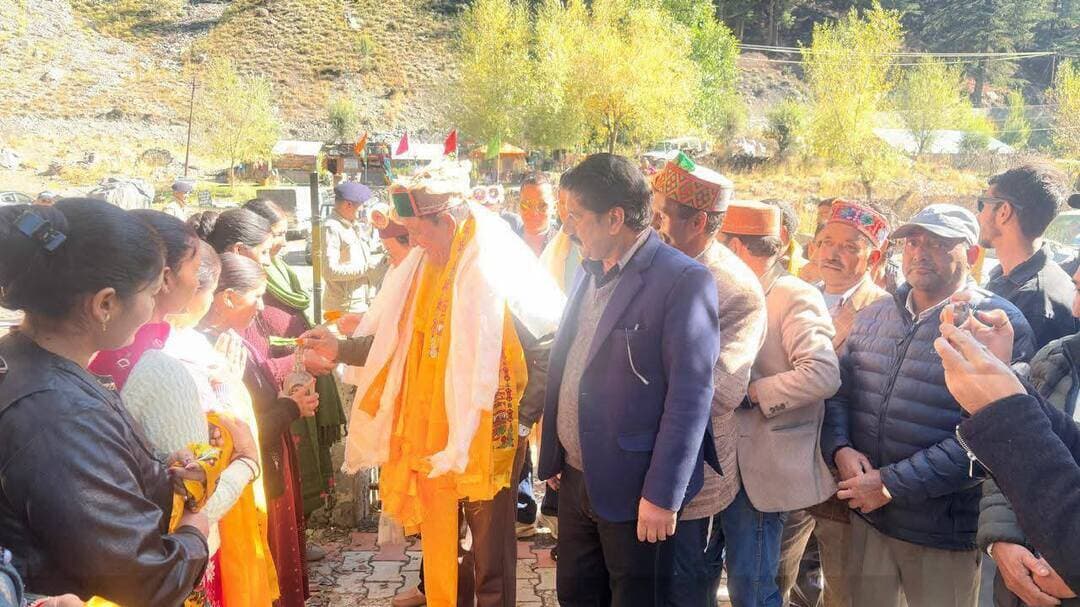 मंत्री जगत सिंह नेगी ने तिन्दी फॉरेस्ट हाउस में सुनी जनसमस्याएं, मौके पर निपटारे के साथ लंबित मामलों के शीघ्र समाधान के दिए निर्देश
FRA एवं नौतोड़ से संबंधित प्रक्रियाओं की दी विस्तृत जानकारी, प्रत्येक गांव में FRA कमेटी गठित करने के निर्देश
Kullu Times
बागवानी, राजस्व, जनजातीय विकास एवं जन शिकायत निवारण मंत्री जगत सिंह नेगी ने पांगी जाते समय तिन्दी फॉरेस्ट हाउस में रुककर स्थानीय लोगों से मुलाकात की तथा उनकी समस्याओं को सुना। इस दौरान उन्होंने विभिन्न जनसमस्याओं का मौके पर निपटारा किया और शेष लंबित शिकायतों का शीघ्र समाधान सुनिश्चित करने के निर्देश दिए।
मंत्री ने लोक निर्माण विभाग (PWD) तथा जल शक्ति विभाग (IPH) से संबंधित शिकायतों पर गंभीरता दिखाते हुए संबंधित अधिकारियों को इनके शीघ्र निपटारे के लिए सख्त निर्देश दिए, ताकि लोगों को अनावश्यक परेशानियों का सामना न करना पड़े।
इस दौरान मंत्री ने लोगों को वन अधिकार अधिनियम (FRA) एवं नौतोड़ से संबंधित मामलों में मिलने वाली सुविधाओं, सहायता प्राप्त करने की प्रक्रिया तथा आवेदन करने के तरीके के बारे में विस्तार से जानकारी दी। उन्होंने प्रशासन को प्रत्येक गांव में FRA कमेटी गठित करने के सख्त निर्देश दिए। साथ ही, FRA कमेटियों के पास लंबित मामलों को विशेष ग्राम सभा में प्रस्तुत करने को कहा। उन्होंने निर्देश दिए कि संबंधित कमेटियां लंबित मामलों की रिपोर्ट तैयार कर पहले ग्राम सभा में प्रस्तुत करें तथा इसके उपरांत रिपोर्ट प्रशासन को सौंपें, ताकि मामलों पर नियमानुसार आगामी कार्रवाई की जा सके।
मंत्री ने इस अवसर पर उपस्थित लोगों को महात्मा गांधी राष्ट्रीय ग्रामीण रोजगार गारंटी अधिनियम (मनरेगा) के बारे में भी विस्तार से जानकारी दी। उन्होंने संबंधित पंचायत सचिवों को निर्देश दिए कि मनरेगा के तहत कार्य करने के इच्छुक लोगों के आवेदन प्राप्त किए जाएं, ताकि पात्र लोगों को रोजगार के अवसर उपलब्ध करवाने की प्रक्रिया सुनिश्चित की जा सके।
इसके अतिरिक्त, मंत्री ने बागवानी, कृषि एवं पशुपालन विभागों को विभिन्न योजनाओं की जानकारी आम जनता तक पहुंचाने के लिए जागरूकता शिविर आयोजित करने के निर्देश दिए। उन्होंने कहा कि इन शिविरों के माध्यम से लोगों को विभागीय योजनाओं, उनके लाभ तथा आवेदन प्रक्रिया की जानकारी उपलब्ध करवाई जाए, ताकि अधिक से अधिक पात्र लोग सरकारी योजनाओं का लाभ उठा सकें। अंत में उन्होंने उपस्थित जनता का उनकी सहभागिता एवं सहयोग के लिए धन्यवाद किया।
इनके साथ विधायक अनुराधा राणा, जिला कांग्रेस अध्यक्ष दोरजे लाहरजे, टीएसी सदस्य एवं जिला यूथ कांग्रेस अध्यक्ष केसंग रापचिक, उदयपुर ब्लॉक प्रेसिडेंट अनिल ठाकुर, वरिष्ठ कांग्रेस सदस्य प्यारे लाल और मीडिया कॉर्डिनेटर राहुल सहित विभिन्न कांग्रेस सदस्य और विभिन्न विभागों के अधिकारी कर्मचारी उपस्थित रहे।