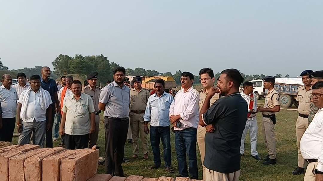 श्री सम्राट चौधरी, माननीय मुख्यमंत्री, बिहार के सोमवार को होने वाले संभावित भ्रमण कार्यक्रम के मद्देनजर आज जिलाधिकारी निखिल धनराज निप्पाणीकर की अध्यक्षता में संबंधित पदाधिकारियों के साथ अनुमंडल कार्यालय तारापुर में बैठक आयोजित की गई। बैठक में मुख्यमंत्री के संभावित आगमन को लेकर सुरक्षा व्यवस्था, विधि-व्यवस्था संधारण, यातायात प्रबंधन तथा अन्य आवश्यक तैयारियों की समीक्षा की गई। मौके पर पुलिस अधीक्षक सैयद इमरान मसूद,अपर समाहर्ता सुमन कुमार साह, तारापुर अनुमंडल पदाधिकारी महेश कुमार सहित अन्य उपस्थित थे।
जिलाधिकारी ने संबंधित पदाधिकारियों को निर्देश दिया कि मुख्यमंत्री के संभावित भ्रमण कार्यक्रम को ध्यान में रखते हुए सभी आवश्यक तैयारियां ससमय सुनिश्चित की जाएं। सुरक्षा एवं विधि-व्यवस्था संधारण के साथ-साथ यातायात व्यवस्था को सुचारु बनाए रखने, कार्यक्रम स्थलों पर आवश्यक सुविधाएं उपलब्ध कराने तथा आपसी समन्वय के साथ दायित्वों का निर्वहन करने पर विशेष जोर दिया गया।
मुख्यमंत्री के संभावित भ्रमण के दौरान कहुआ में आयोजित होने वाले फुटबॉल मैच में भी शामिल होने की संभावना को देखते हुए जिलाधिकारी ने संबंधित स्थल का स्थलीय निरीक्षण किया। इस दौरान उन्होंने कार्यक्रम स्थल पर उपलब्ध व्यवस्थाओं का जायजा लिया। इसके अतिरिक्त, मुख्यमंत्री के संभावित आगमन को लेकर हेलीपैड निर्माण स्थल का भी निरीक्षण किया और संबंधित पदाधिकारियों से आवश्यक जानकारी प्राप्त की।
जिलाधिकारी ने सभी संबंधित पदाधिकारियों को निर्देश दिया कि मुख्यमंत्री के संभावित भ्रमण कार्यक्रम के मद्देनजर सभी तैयारियां निर्धारित समय-सीमा के भीतर पूरी की जाएं। उन्होंने सुरक्षा, विधि-व्यवस्था एवं यातायात प्रबंधन से संबंधित सभी पहलुओं पर विशेष सतर्कता बरतने तथा किसी भी प्रकार की कमी नहीं रहने देने का निर्देश दिया।
#BiharGovernment
#CMSamrat
#samratchoudhary
#samratforbihar