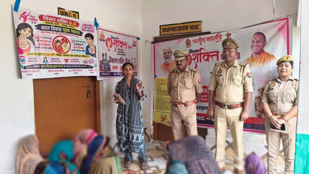 मिशन शक्ति फेज-6.0: राजगीरपुर में महिलाओं और बालिकाओं को किया जागरूक, सुरक्षा व अधिकारों की दी गई जानकारी
गाजीपुर। महिलाओं एवं बालिकाओं की सुरक्षा, सम्मान और स्वावलंबन को लेकर चलाए जा रहे मिशन शक्ति फेज-6.0 अभियान के तहत रविवार को दुल्लहपुर थाना क्षेत्र के राजगीरपुर गांव में जागरूकता गोष्ठी का आयोजन किया गया। थाना एएचटीयू के उपनिरीक्षक दिनेश चंद्र पटेल और थानाध्यक्ष दुल्लहपुर दीपक पाल के नेतृत्व में पुलिस टीम ने एनजीओ एवं वन स्टॉप सेंटर के सहयोग से ग्रामीणों को महिला सुरक्षा, बाल अधिकारों और सामाजिक कुरीतियों के प्रति जागरूक किया।
गोष्ठी में महिलाओं एवं बालिकाओं को आपात स्थिति में सहायता प्राप्त करने के लिए महिला हेल्पलाइन 1090, पुलिस आपातकालीन सेवा 112, मुख्यमंत्री हेल्पलाइन 1076, चाइल्ड हेल्पलाइन 1098, साइबर हेल्पलाइन 1930 और राष्ट्रीय राजमार्ग हेल्पलाइन 1033 की जानकारी दी गई। साथ ही थानों में स्थापित मिशन शक्ति केंद्रों की उपयोगिता भी बताई गई।
बच्चों को गुड टच-बैड टच की दी जानकारी
कार्यक्रम के दौरान बच्चों को गुड टच और बैड टच के अंतर को सरल भाषा में समझाया गया। उन्हें किसी भी असहज परिस्थिति या शोषण की आशंका होने पर अपने माता-पिता अथवा पुलिस को तत्काल जानकारी देने के लिए प्रेरित किया गया।
बाल विवाह और बालश्रम के खिलाफ किया जागरूक
पुलिस टीम ने ग्रामीणों को बाल विवाह जैसी सामाजिक कुरीतियों को समाप्त करने का संकल्प दिलाया। बालश्रम को कानूनन अपराध बताते हुए इसके दुष्परिणामों की जानकारी दी गई। साथ ही अभिभावकों से बच्चों को मजदूरी के बजाय शिक्षा से जोड़ने की अपील की गई।
कार्यक्रम के अंत में जागरूकता संबंधी पंपलेट वितरित किए गए। पुलिस अधिकारियों ने महिलाओं एवं बच्चों से संबंधित किसी भी अपराध की शिकायत बिना डर के नजदीकी थाने या संबंधित हेल्पलाइन पर दर्ज कराने की अपील की।
इस अवसर पर थानाध्यक्ष दीपक पाल, उपनिरीक्षक दिनेश चंद्र पटेल, उपनिरीक्षक बदरूज्जमा, आरक्षी निर्मेश प्रजापति, आरक्षी सूर्य प्रकाश गुप्ता, महिला आरक्षी रिचा बाजपेई और महिला आरक्षी अंजली मिश्रा सहित पुलिस टीम मौजूद रही। सामाजिक संस्था रोजा एनजीओ के संजय सिंह तथा वन स्टॉप सेंटर/चाइल्ड लाइन की प्रियंका प्रजापति ने भी कार्यक्रम में सहभागिता की।
#Ghazipur #गाजीपुर #MissionShakti #मिशनशक्ति #MissionShaktiPhase6 #महिलासुरक्षा #बालसुरक्षा #दुल्लहपुरपुलिस #उत्तरप्रदेशपुलिस #महिलासशक्तिकरण #बालअधिकार #राजगीरपुर #GhazipurPolice #पत्रकारराहुलपटेल