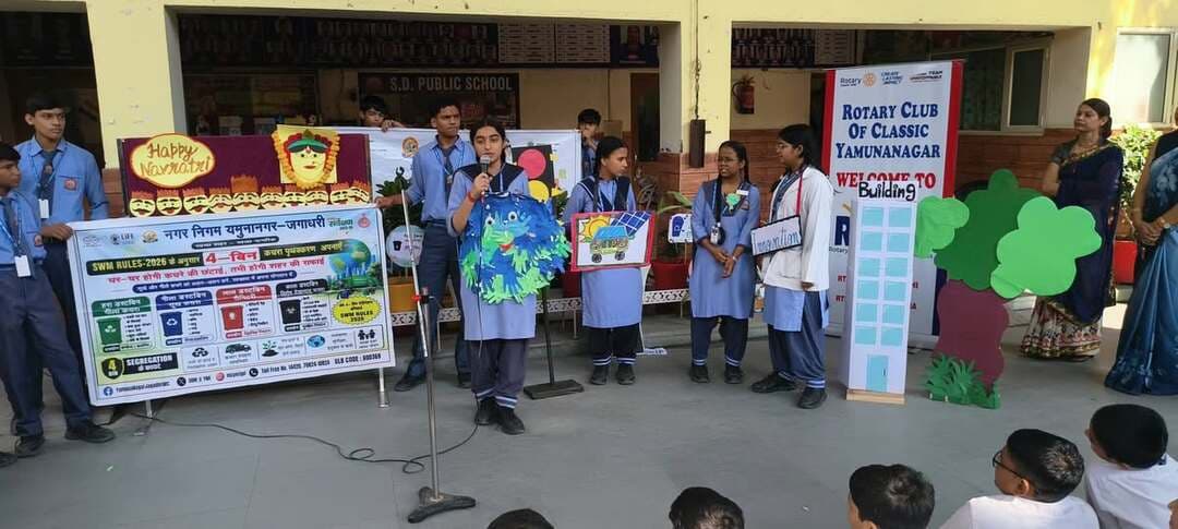 पोस्टरों से दिया स्वच्छता और पर्यावरण संरक्षण का संदेश
इलेक्ट्रिक वाहनों के फायदे बताकर विद्यार्थियों को किया जागरूक
यमुनानगर। मॉडल टाउन स्थित सनातन धर्म पब्लिक स्कूल में नगर निगम की स्वच्छ भारत मिशन (एसबीएम) टीम और रोटरी क्लब की ओर से कला एवं पोस्टर निर्माण प्रतियोगिता और इलेक्ट्रिक वाहन जागरूकता गतिविधि आयोजित की गई। इसमें विद्यार्थियों ने स्वच्छता, सड़क सुरक्षा, पर्यावरण संरक्षण और नशा मुक्ति का संदेश देने के साथ प्रदूषण मुक्त भविष्य के निर्माण में इलेक्ट्रिक वाहनों की भूमिका को भी समझा।
कला एवं पोस्टर प्रतियोगिता में विद्यार्थियों ने विभिन्न सामाजिक और पर्यावरणीय मुद्दों पर आकर्षक पोस्टर बनाकर अपनी रचनात्मकता का प्रदर्शन किया। पोस्टरों के माध्यम से लोगों को स्वच्छता अपनाने, सड़क सुरक्षा नियमों का पालन करने, पर्यावरण प्रदूषण कम करने और नशे से दूर रहने के लिए प्रेरित किया गया।
वहीं, विज्ञान एवं समाज विषय के तहत विद्यार्थियों की टीम ‘द इलेक्ट्रिक माइंड्स’ ने ‘इलेक्ट्रिक वाहन भविष्य की राह’ विषय पर प्रस्तुति दी। टीम ने इलेक्ट्रिक वाहनों के महत्व और वायु प्रदूषण कम करने में उनकी उपयोगिता के बारे में जानकारी दी। स्वच्छ भारत मिशन के विशेषज्ञ दुर्गेश कुमार ने बताया कि इलेक्ट्रिक वाहनों को बढ़ावा देना स्वच्छ एवं हरित भविष्य की दिशा में महत्वपूर्ण कदम है।
प्रधानाचार्या सुनीता शर्मा के मार्गदर्शन में आयोजित इस कार्यक्रम का उद्देश्य विद्यार्थियों में पर्यावरण संरक्षण, स्वच्छता और सड़क सुरक्षा के प्रति जागरूकता बढ़ाने के साथ वैज्ञानिक सोच विकसित करना था, ताकि वे जिम्मेदार नागरिक बनकर स्वच्छ, सुरक्षित और प्रदूषण मुक्त समाज के निर्माण में योगदान दे सकें। मौके पर
समन्वयक भावना, गतिविधि प्रभारी अंजू शर्मा, रोटरी क्लब के सदस्य और स्कूल स्टाफ मौजूद रहे।
फोटो कैप्शन - पोस्टर प्रतियोगिता में हिस्सा लेते विद्यार्थी।