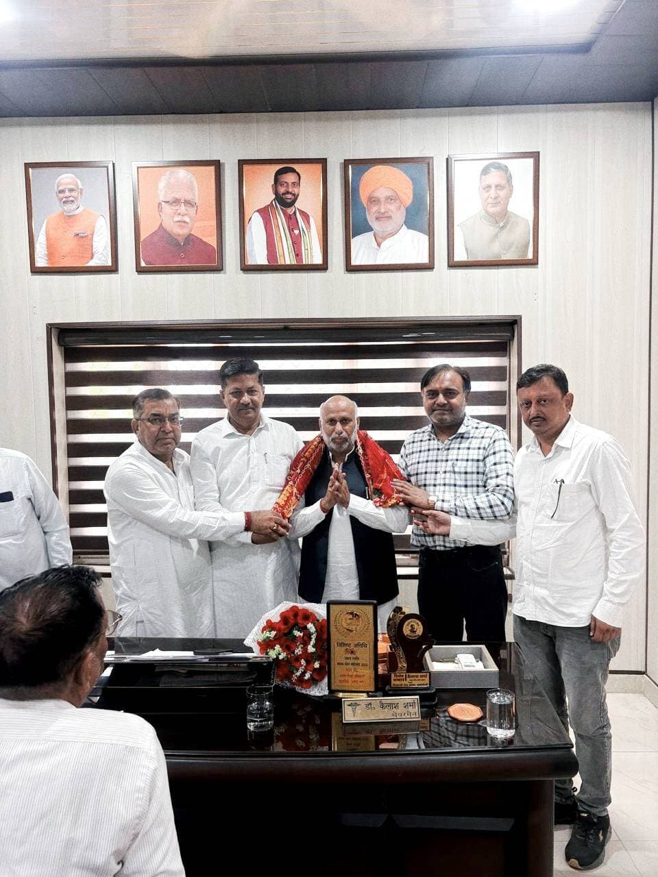 हरियाणा ट्रेडर्स वेलफेयर बोर्ड व्यापारियों के हितों की रक्षा, उनकी समस्याओं के समाधान और उन्हें सरकारी योजनाओं से जोडऩे के लिए प्रतिबद्ध है- वाइस चेयरमैन राकेश बिंदल
हरियाणा ट्रेडर्स वैलफेयर बोर्ड वाइस चेयरमैन राकेश बिंदल ने छछरौली अनाज मंडी का किया दौरा, धान खरीद व उठान व्यवस्था का लिया जायजा
वाइस चेयरमैन राकेश बिंदल ने व्यापारियों को मुख्यमंत्री व्यापारी क्षतिपूर्ति बीमा स्कीम की जानकारी देकर योजनाओं का लाभ उठाने के लिए किया जागरूक
यमुनानगर, 18 अक्तूबर- हरियाणा सरकार द्वारा गठित हरियाणा ट्रेडर्स वेलफेयर बोर्ड के वाइस चेयरमैन राकेश बिंदल ने छछरौली अनाज मंडी का दौरा कर धान खरीद एवं उठान प्रक्रिया का निरीक्षण किया। इस दौरान उन्होंने मंडी में खरीद व्यवस्था, धान के उठान तथा व्यापारियों को आ रही समस्याओं के संबंध में जानकारी ली। उन्होंने संबंधित अधिकारियों एवं मंडी से जुड़े प्रतिनिधियों से खरीद प्रक्रिया को सुचारू बनाए रखने तथा किसानों और व्यापारियों को किसी प्रकार की अनावश्यक परेशानी न होने देने पर जोर दिया गया। इस दौरान अनाज मंडी एसोसिएशन एवं प्रतापनगर राइस मिल एसोसिएशन द्वारा वाइस चेयरमैन राकेश बिंदल को मांग पत्र सौंपा गया। हरियाणा ट्रेडर्स वेलफेयर बोर्ड के वाइस चेयरमैन राकेश बिंदल ने व्यापारियों को बोर्ड द्वारा संचालित मुख्यमंत्री व्यापारी क्षतिपूर्ति बीमा स्कीम के बारे में विस्तार से अवगत कराया। उन्होंने कहा कि व्यापारियों के हितों की रक्षा करना और उन्हें सरकार की जनकल्याणकारी योजनाओं की जानकारी देकर उनका लाभ दिलाना बोर्ड की प्राथमिकताओं में शामिल है। उन्होंने व्यापारियों से आह्वान किया कि वे संबंधित योजनाओं की पात्रता एवं नियमों की जानकारी प्राप्त करें और निर्धारित प्रक्रिया के अनुसार उनका लाभ उठाएं।
वाइस चेयरमैन राकेश बिंदल बिंदल ने कहा कि मंडियों में खरीद और उठान व्यवस्था को बेहतर बनाए रखने के लिए संबंधित अधिकारियों, आढ़तियों और व्यापारियों के बीच बेहतर समन्वय आवश्यक है। वर्तमान हरियाणा सरकार मुख्यमंत्री नायब सिंह सैनी का प्रयास है कि किसानों की फसल की खरीद व्यवस्थित ढंग से हो और मंडियों में अनावश्यक देरी की स्थिति उत्पन्न न हो। उन्होंने कहा कि व्यापारियों की समस्याओं को गंभीरता से सुनकर उनके समाधान के लिए उचित स्तर पर प्रयास किए जाएंगे। हरियाणा ट्रेडर्स वेलफेयर बोर्ड व्यापारियों के हितों की रक्षा, उनकी समस्याओं के समाधान और उन्हें सरकारी योजनाओं से जोडऩे के लिए प्रतिबद्ध है। उन्होंने मार्केट कमेटी छछरौली के अधिकारियों को निर्देश देते हुए कहा कि मार्केट कमेटी छछरौली के अंतर्गत जो विकास कार्य किए जाने हैं उसकी रिपोर्ट बनाकर उन्हें दें।
मार्केट कमेटी छछरौली चेयरमैन कैलाश चंद शर्मा ने कहा कि अनाज मंडियों में खरीद प्रक्रिया को व्यवस्थित बनाए रखना तथा किसानों और व्यापारियों को बेहतर सुविधाएं उपलब्ध करवाना उनकी प्राथमिकता है। उन्होंने कहा कि मंडी प्रशासन खरीद एवं उठान प्रक्रिया पर नजर बनाए हुए है और संबंधित पक्षों के सहयोग से व्यवस्थाओं को सुचारू रखने के प्रयास किए जा रहे हैं।
इस अवसर पर वाइस चेयरमैन योगेश अग्रवाल, मार्केट कमेटी सचिव अनिल पुरषार्थी, मंडी सुपरवाइजर धीरज अग्रवाल, मंडी अधिकारी राज कुमार, वरिष्ठ भाजपा नेता गुलशन अरोड़ा, भाजपा जिला यमुनानगर मीडिया प्रभारी कपिल मनीष गर्ग, शहीद भगत सिंह किसान यूनियन प्रधान हरप्रीत सिंह, प्रधान रणबीर सिंह, समाजसेवी अंकुश शर्मा भंगेडा, वरिष्ठ नागरिक गुरदयाल सिंह सैक्ट्री, प्रेम सागर, गुलशन गोयल, शिवालिक बोर्ड सदस्य हरबंस सिंह, सचिन गोयल,पंकज मंगला,रिंकू चौधरी आदि बहुत से लोग साथ रहे।