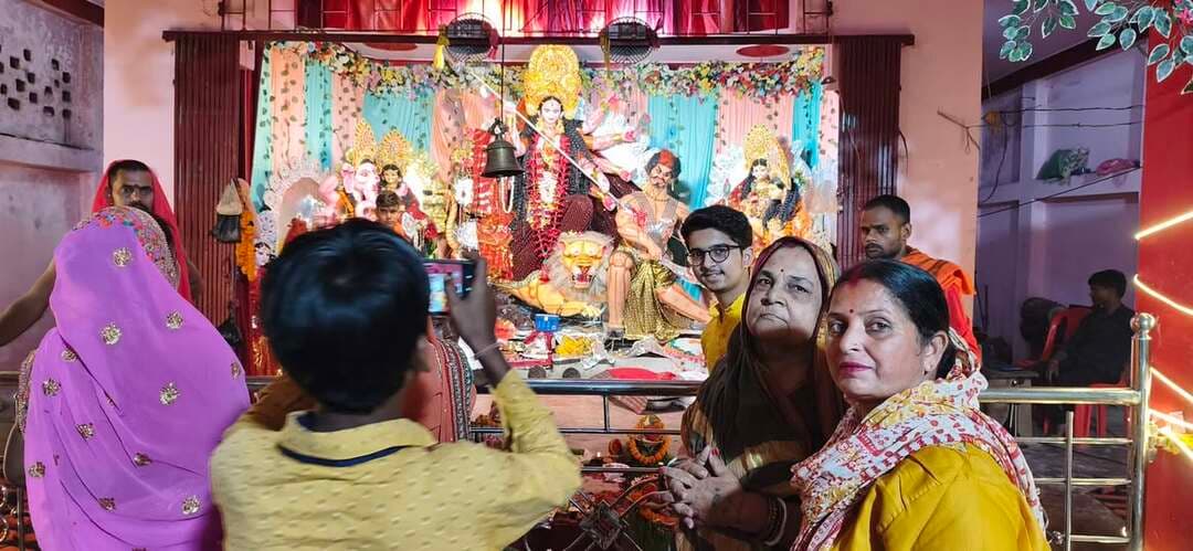 मै अपने मां को ले के पहुंचा मां दुर्गा पूजा रायपुर बाजार में
@pranavmahi