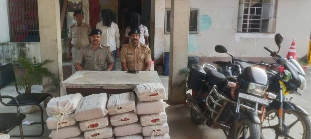 Breaking: बाजपट्टी में 151.4 किलो गांजा बरामद, दो आरोपी गिरफ्तार, 28,600 रुपये नकद और दो बाइक जब्त
सीतामढ़ी जिले के बाजपट्टी थाना क्षेत्र में पुलिस ने 17 अक्टूबर 2026 को गुप्त सूचना के आधार पर छापेमारी कर 151.4 किलोग्राम गांजा बरामद किया. इस कार्रवाई में दो आरोपियों को गिरफ्तार किया गया. पुलिस ने 28,600 रुपये नकद, दो मोटरसाइकिल और एक मोबाइल फोन भी जब्त किया है.
पुलिस के स्वलिखित बयान के अनुसार, 17 अक्टूबर को करीब 11:30 बजे सूचना मिली कि रघुनाथपुर वार्ड नंबर 14 निवासी टिकू कुमार उर्फ पिंकू कुमार अपने डेरे पर गांजा रखकर बेचने का काम करता है. सूचना का सत्यापन करने के बाद पुलिस टीम ने छापेमारी की. पुलिस को देखकर भागने का प्रयास कर रहे दोनों आरोपियों को पकड़ लिया गया.
गिरफ्तार आरोपियों की पहचान टिकू कुमार उर्फ पिंकू कुमार (31 वर्ष), पिता जयकिशुन साह, निवासी रघुनाथपुर वार्ड नंबर 14, थाना बाजपट्टी, जिला सीतामढ़ी, तथा रोहित कुमार (37 वर्ष), पिता विजय साह, निवासी अहियारी गोठ वार्ड नंबर 04, थाना कमतौल, जिला दरभंगा के रूप में हुई है.
तलाशी के दौरान एक कमरे में रखे ट्रंक से कुल 151.4 किलोग्राम गांजा बरामद किया गया. इसके अलावा 28,600 रुपये नकद, दो मोटरसाइकिल और एक मोबाइल फोन जब्त किया गया. पुलिस के बयान के अनुसार, आरोपियों ने गांजा नेपाल से खरीदकर बिहार में बेचने की बात बताई.
#सीतामढ़ी #बाजपट्टी #बाजपट्टीपुलिस #गांजाबरामद #दोआरोपीगिरफ्तार #बिहारपुलिस #नशातस्करी #नेपाल #Sitamarhi #Bajpatti
कीवर्ड्स: सीतामढ़ी गांजा बरामदगी, बाजपट्टी थाना, 151.4 किलो गांजा, टिकू कुमार उर्फ पिंकू कुमार, रोहित कुमार, गांजा तस्करी, नेपाल से गांजा खरीद, 28,600 रुपये नकद जब्त, दो मोटरसाइकिल जब्त, बिहार पुलिस कार्रवाई