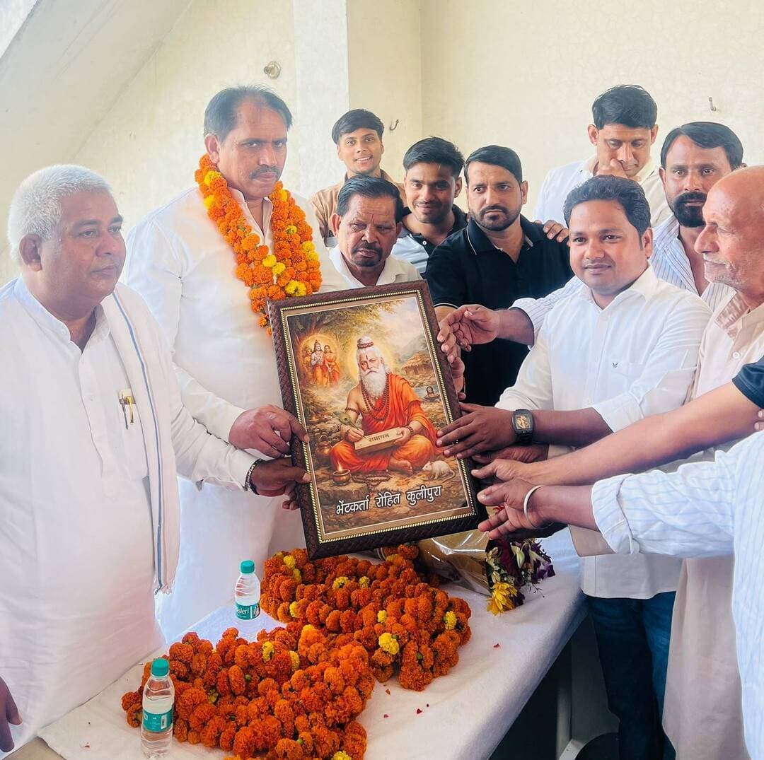 ग्राम कुलीपुरा में सुनील भाटी का ढोल-नगाड़ों के साथ स्वागत, महर्षि वाल्मीकि सम्मान समारोह का दिया निमंत्रण
ग्रेटर नोएडा | जेवर विधानसभा
जेवर विधानसभा क्षेत्र के ग्राम कुलीपुरा में रविवार को जिला पंचायत सदस्य सुनील भाटी जी का रोहित कुमार के आवास पर आगमन हुआ। इस दौरान समस्त ग्रामीणों ने ढोल-नगाड़ों के साथ उनका जोरदार स्वागत किया।
जिला पंचायत सदस्य सुनील भाटी आगामी 25 अक्टूबर 2026 को ग्राम देवटा में अपने आवास पर आयोजित होने वाली महर्षि वाल्मीकि विचार गोष्ठी एवं सम्मान समारोह के लिए गांव-गांव पहुंचकर लोगों को आमंत्रित कर रहे हैं। इसी क्रम में उन्होंने ग्राम कुलीपुरा पहुंचकर ग्रामीणों को कार्यक्रम में शामिल होने का निमंत्रण दिया।
इस अवसर पर रोहित कुमार ने कहा कि 2027 में गठबंधन की सरकार बनने जा रही है। कार्यक्रम के दौरान ग्रामीणों में उत्साह देखने को मिला और सभी ने आपसी मेल-जोल एवं सामाजिक एकता के साथ कार्यक्रम में सहभागिता की।
इस अवसर पर जगवीर, सतवीर, शिवकुमार, ऋषिपाल, मास्टर विजय, ओमन, सुरेश, जगदीश, अशोक, विनोद, प्रिंस, कपिल, हरीश, जतन, यशपाल, आदेश, राकेश, रोहित, नवीन, पप्पू, आयुष सहित अनेक ग्रामीण एवं गणमान्य व्यक्ति उपस्थित रहे।