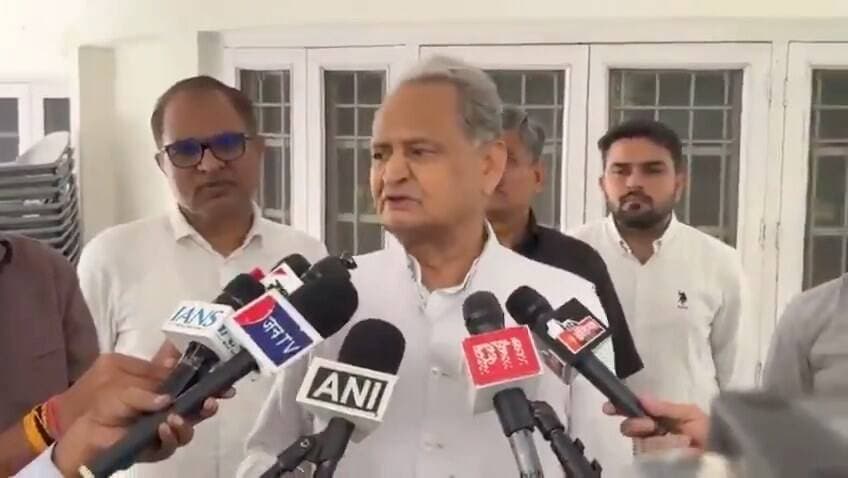 पूर्व CM अशोक गहलोत की BJP प्रदेश अध्यक्ष मदन राठौड़ को सलाह
पूर्व मुख्यमंत्री ने मदन राठौड़ से पाकिस्तान पर दिए बयान के लिए बिना किसी किंतु-परंतु के जनता से माफी मांगने की मांग की। उन्होंने कहा कि बयान से लोगों में आक्रोश है। राहुल गांधी को विदेशी टूलकिट का मोहरा बताने वाली टिप्पणी को भी उन्होंने गैर-जिम्मेदाराना बताया।