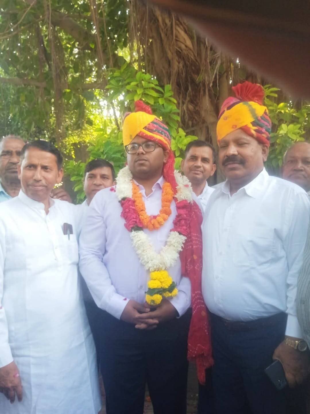 *एचसीएस में चयन होने पर अभिषेक माहौर का पैतृक घर रेवाड़ी पहुंचने पर धानक समाज ने किया जोरदार स्वागत*
*रेवाड़ी, 17 अक्टूबर।*
एचसीएस में चयन होने पर आज अभिषेक माहौर के अपने पैतृक घर रेवाड़ी पहुंचने पर धानक समाज के लोगों ने उनका जोरदार स्वागत किया।
इस स्वागत समारोह में पहुंचे समाज के नेता ओमप्रकाश डाबला ने कहा कि समाज के होनहार अभिषेक माहौर का एचसीएस में चयन पूरे समाज के लिए गर्व और प्रेरणा का विषय है। उन्होंने कहा कि समाज के उन सभी होनहार युवाओं का हृदय से आभार एवं अभिनंदन है, जिन्होंने अपनी मेहनत, लगन और प्रतिभा के बल पर एचसीएस जैसी प्रतिष्ठित परीक्षा में सफलता प्राप्त कर समाज का नाम रोशन किया है।
उन्होंने कहा कि उनकी सफलता केवल व्यक्तिगत उपलब्धि नहीं है, बल्कि समाज के हजारों बच्चों के लिए एक नई उम्मीद और प्रेरणा है। आपने साबित किया है कि मजबूत संकल्प, सही दिशा, निरंतर मेहनत और आत्मविश्वास से बड़े से बड़ा लक्ष्य हासिल किया जा सकता है।
ओमप्रकाश डाबला ने अभिषेक से विनम्र आग्रह किया कि अपनी व्यस्तता में से कुछ समय निकालकर समाज के उन बच्चों का मार्गदर्शन करें, जो सिविल सेवा और अन्य प्रतियोगी परीक्षाओं की तैयारी कर रहे हैं। आपके अनुभव, सुझाव और मार्गदर्शन से किसी दूसरे बच्चे का भविष्य संवर सकता है।
इस अवसर पर सुभाष सोलंकी, संत कबीर ट्रस्ट के प्रधान वेदप्रकाश बनवाल, दयाराम मोरवाल, डॉ सतबीर सिंह इंदौरा, अशोक सोलंकी, डॉ प्रभाती, शीश राम बागड़ी धारूहेड़ा, जगत सिंह निनानिया, अशोक मसीत, प्रकाश खनगवाल, गजराज नांदा, उमेद सिंह अहरोद, गोपाल मास्टर, राकेश मास्टर, संदीप कंवाली, मुकेश जूड़ी आदि मौजूद रहे।
---