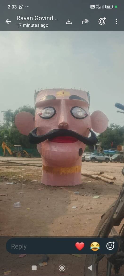🔥 दिबियापुर में सजेगा भव्य दशहरा मेला, आतिशबाजी शो के साथ होगा 60 फीट ऊंचे रावण का दहन! 🚩
🎆 कुंभकरण और मेघनाथ के पुतले भी होंगे आकर्षण का केंद्र, तैयारियां तेज
📍 दिबियापुर, औरैया।
दिबियापुर में 20 अक्टूबर को नुमाइश मैदान, पानी की टंकी के पास भव्य दशहरा मेला एवं रावण दहन कार्यक्रम का आयोजन किया जाएगा। इस बार 60 फीट ऊंचे रावण के साथ कुंभकरण और मेघनाथ के पुतलों का भी दहन होगा। इससे पहले भव्य आतिशबाजी शो दर्शकों के आकर्षण का केंद्र रहेगा।
नगर पंचायत अध्यक्ष राघव मिश्रा ने रविवार को दशहरा मेले की तैयारियों की जानकारी देते हुए बताया कि पुतलों का निर्माण कानपुर के विशेषज्ञ कलाकारों द्वारा किया गया है। नुमाइश मैदान के बहुउद्देशीय स्थल परिसर में मेले को भव्य बनाने के लिए पिछले कई दिनों से तैयारियां चल रही हैं।
✅ मेले में होंगी खास व्यवस्थाएं
🔸 दुकानदारों को निशुल्क दुकान लगाने के लिए जगह उपलब्ध कराई जाएगी।
🔸 सुरक्षा व्यवस्था के व्यापक इंतजाम किए जा रहे हैं।
🔸 मेले में प्रकाश व्यवस्था पर भी विशेष ध्यान दिया जा रहा है।
🔸 रावण, कुंभकरण और मेघनाथ के पुतला दहन के साथ भव्य आतिशबाजी शो होगा।
नगर पंचायत अध्यक्ष राघव मिश्रा ने नगर क्षेत्र के सभी लोगों से दशहरा मेले और रावण दहन कार्यक्रम में बढ़-चढ़कर भाग लेने की अपील की।
इस मौके पर सभासद सचिन गुप्ता, अभय प्रजापति सहित अन्य लोग मौजूद रहे।
🚩 बुराई पर अच्छाई की जीत का साक्षी बनेगा दिबियापुर का भव्य दशहरा!
📢 आप भी दशहरा मेला देखने जरूर पहुंचें और इस जानकारी को अपने परिवार व मित्रों के साथ शेयर करें।
📍 दिबियापुर द लीजेंड | Auraiya की अपनी पहचान
💙 जानकारी भरोसे की
#Dibiyapur #Dussehra2026 #RavanDahan #Auraiya #DibiyapurTheLegend