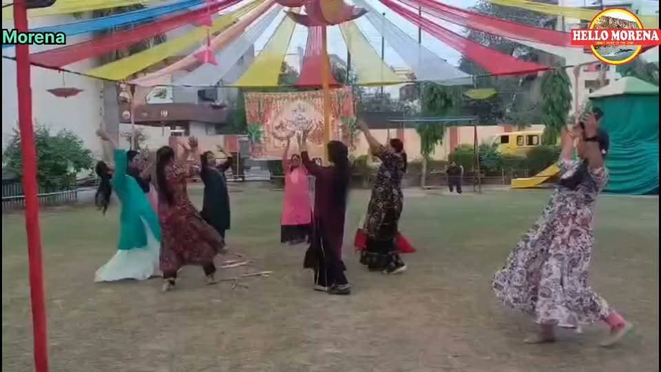 योगा क्लास से गरबा पंडाल तक...19 अक्टूबर को 150 महिलाएं और बच्चे करेंगे गरबा-डांडिया👇
यह आयोजन मुरैना के गंगा पब्लिक स्कूल में योगा एक्सपर्ट रागिनी बंसल के मार्गदर्शन में किया जा रहा है। फाइनल प्रैक्टिस रविवार को हुई। रागिनी ने बताया कि कार्यक्रम शाम साढ़े 5 बजे से शुरू होगा।