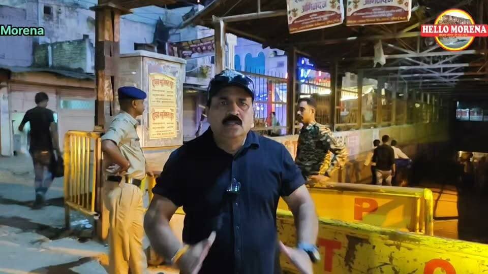 आस्था पर अंधेरे का प्रहार, नगरनिगम जिम्मेदार👇
अंडरब्रिज में अंधकार के बीच कनक दंडवत कर रहे माता के भक्त।