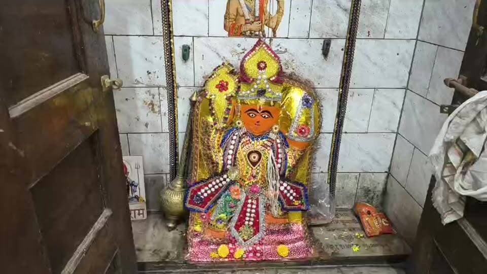 मुरैना के प्राचीन गिरिराजजी मंदिर में शयन आरती के दौरान दर्शन कीजिये, लाइव👇