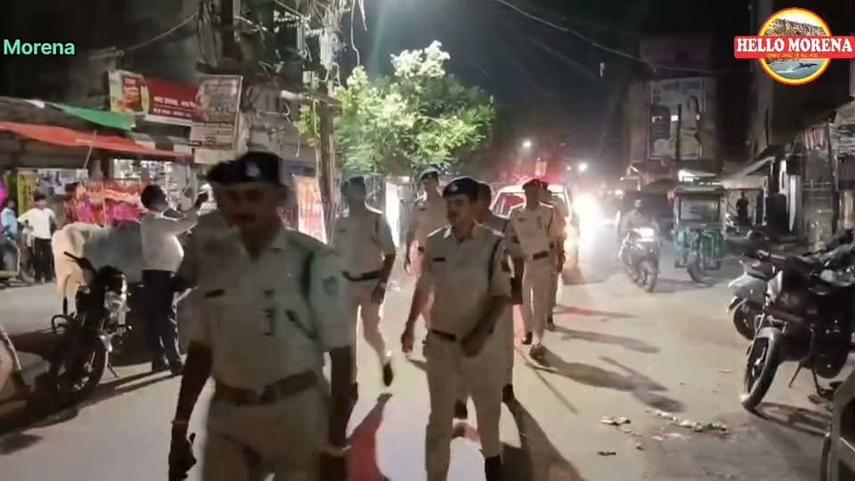 त्यौहारों के मौसम में फ्लैगमार्च पर निकला भारी पुलिस फोर्स, दुर्गा पंडालों में सुरक्षा इंतजामों का जायजा लिया👇
पुलिस ने फ्लैग मार्च के माध्यम से आमजन को सुरक्षा का भरोसा दिलाया तथा यह संदेश दिया कि पुलिस जिले में शांति एवं कानून व्यवस्था बनाए रखने के लिए वह सतत सक्रिय है।